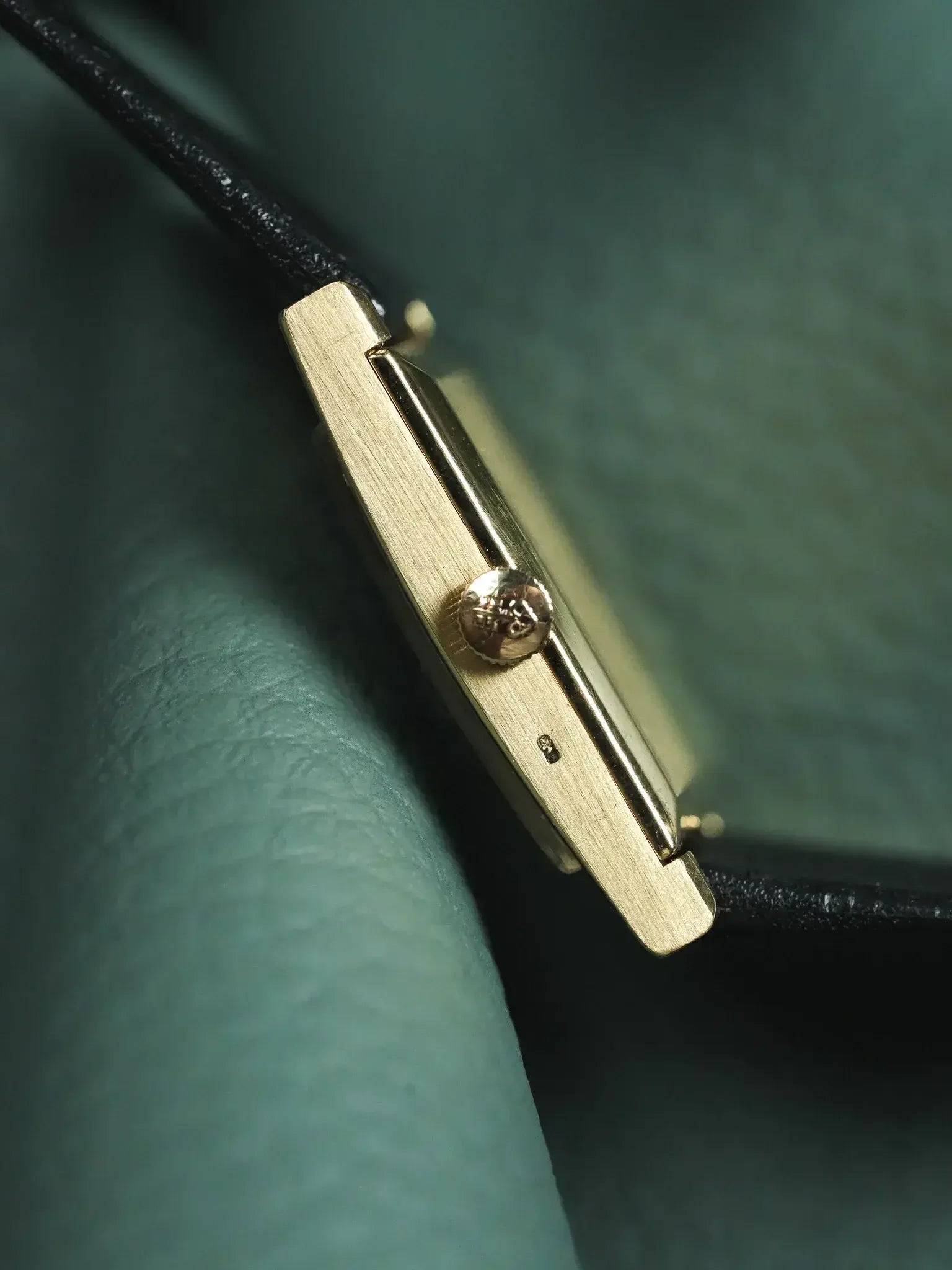 Montre Corum Tank Or Jaune 18K Cadran Lin - Manuel Calibre 2512 (Années 1970) - Atelier Victor