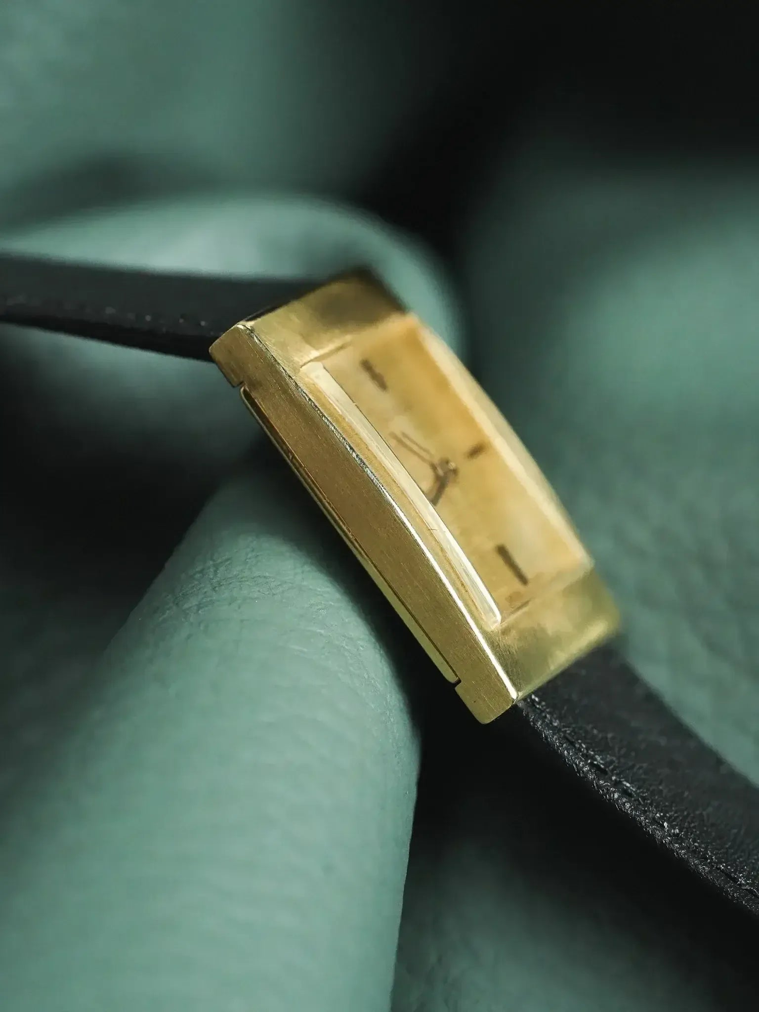 Montre Corum Tank Or Jaune 18K Cadran Lin - Manuel Calibre 2512 (Années 1970) - Atelier Victor