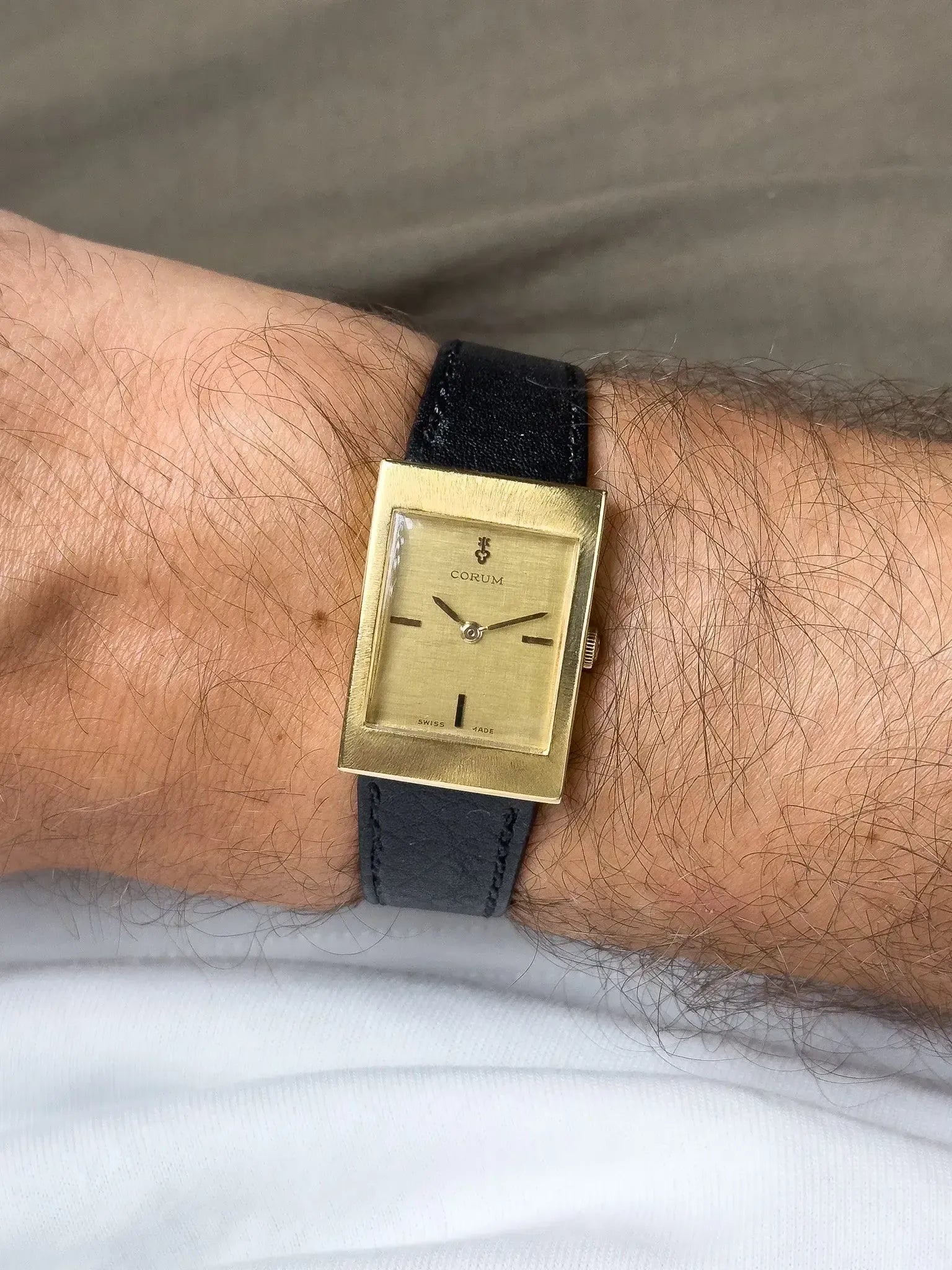 Corum - Tank Or Jaune 18k Cadran lin - 1970s - Atelier Victor