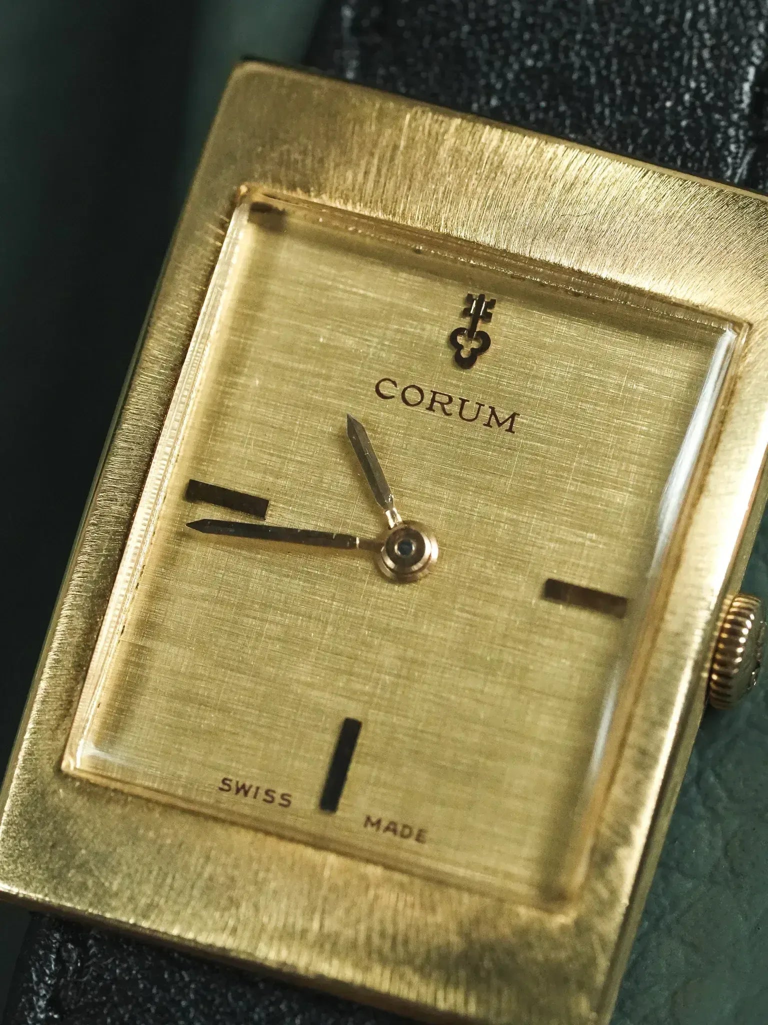 Corum - Tank Or Jaune 18k Cadran lin - 1970s - Atelier Victor
