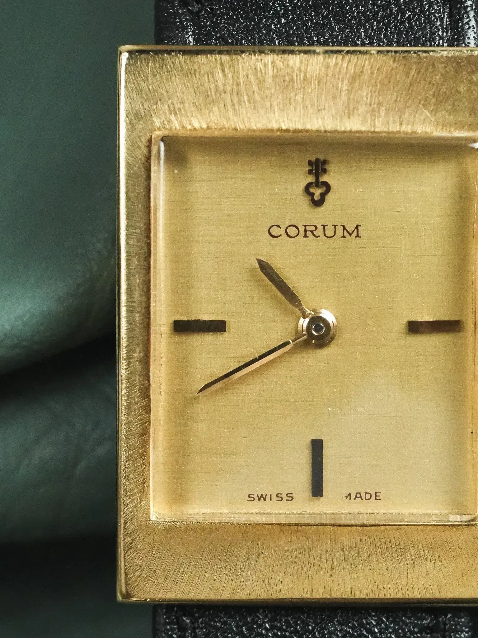 Montre Corum Tank Or Jaune 18K Cadran Lin - Manuel Calibre 2512 (Années 1970) - Atelier Victor