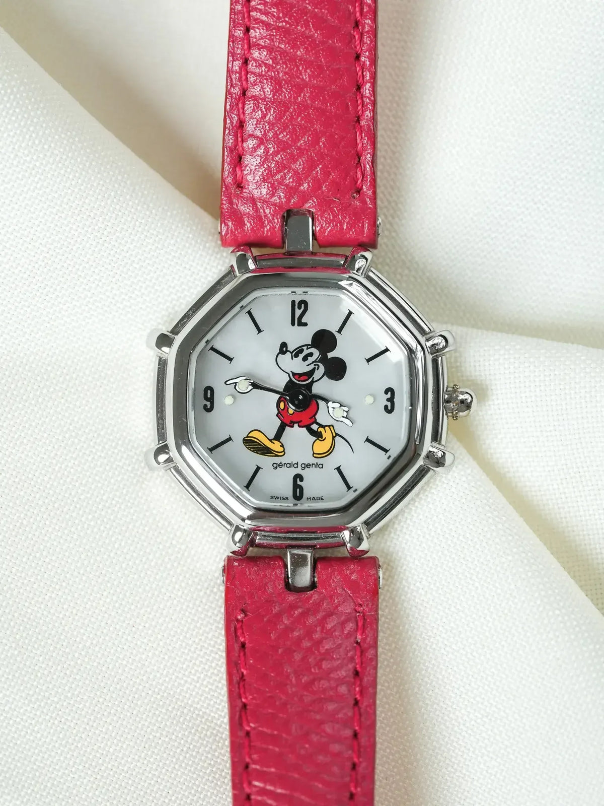 Vue de face, cadran de nacre - Montre Gérald Genta Mickey G.3491.7 Vintage - Atelier Victor