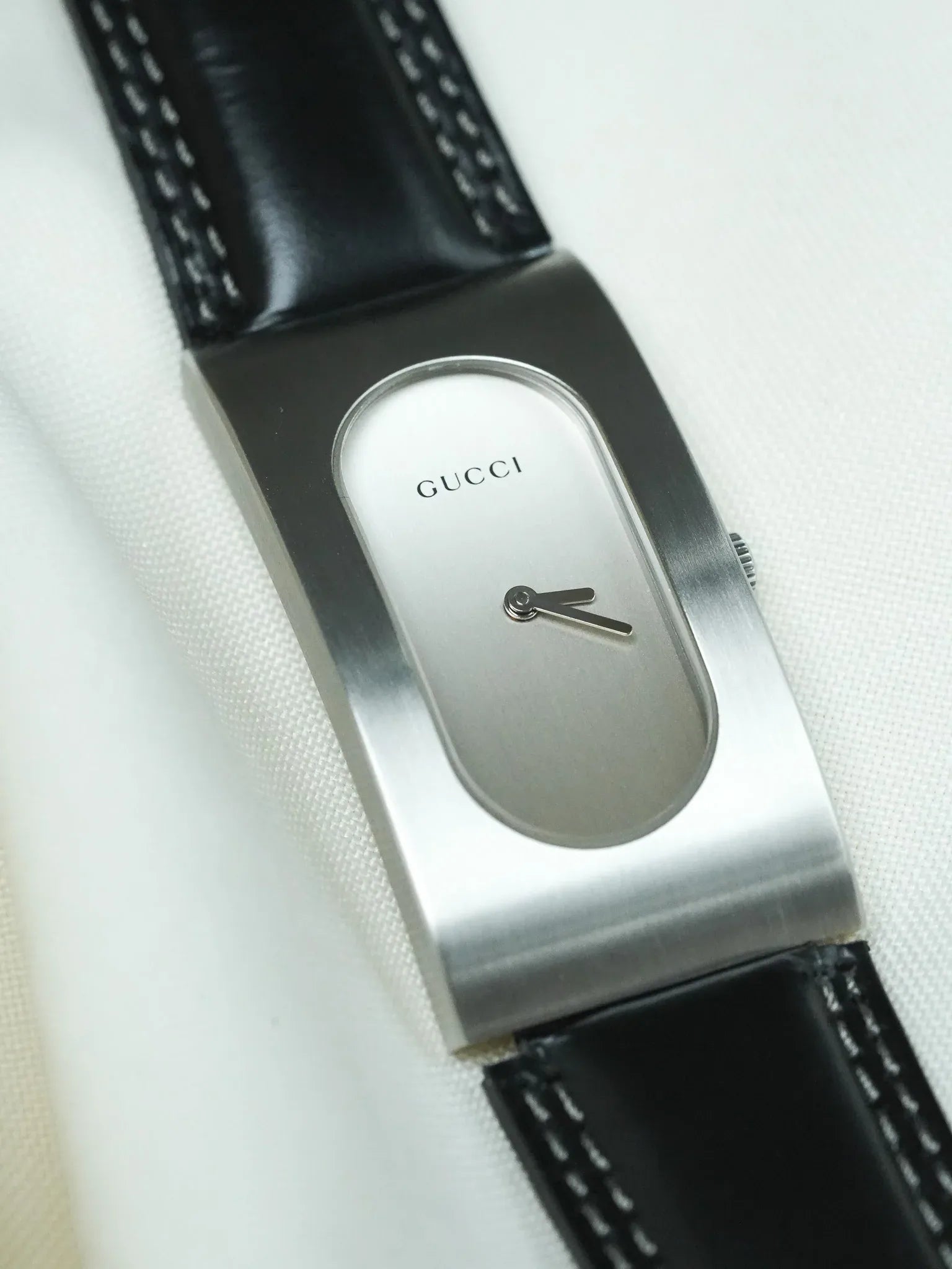 Montre Gucci 2400L Vintage (Années 2000) – Acier Brossé & Design Y2K - Atelier Victor