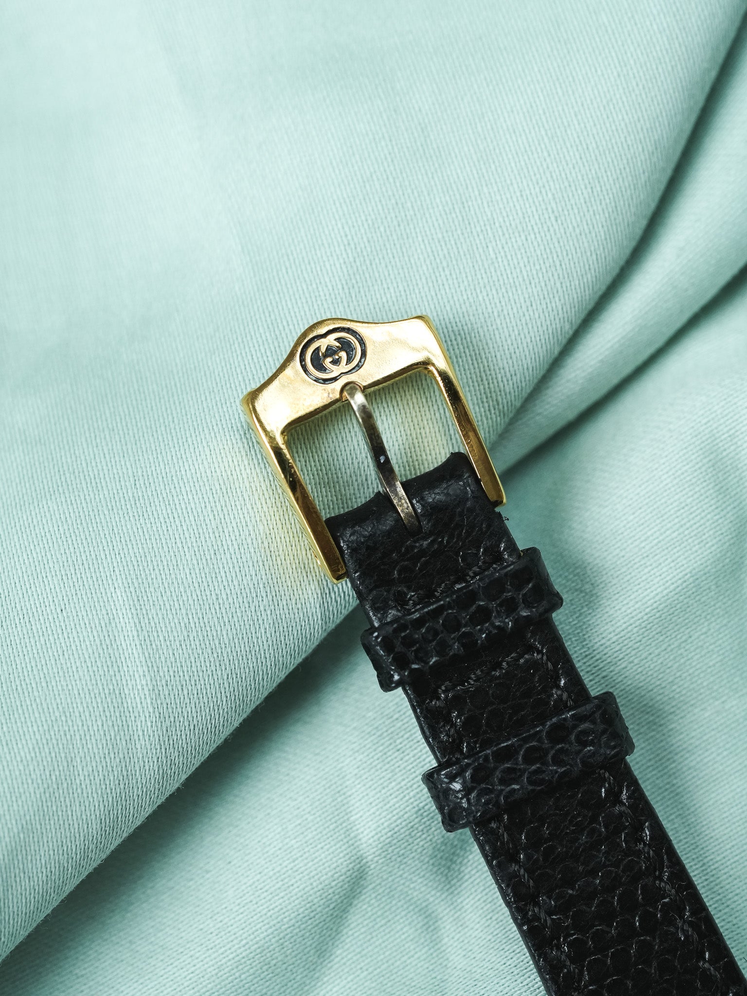 Gucci vintage belt with gold buckle and black textured leather strap