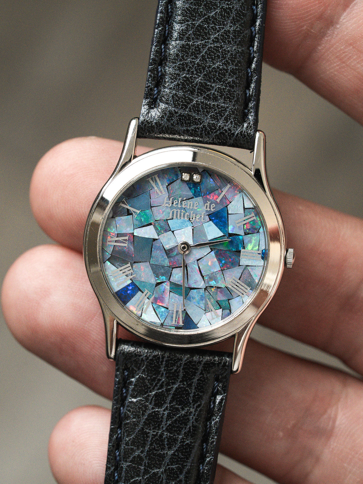 Montre Hélène de Michel, cadran en mosaïque d'opale bleue et bracelet cuir noir