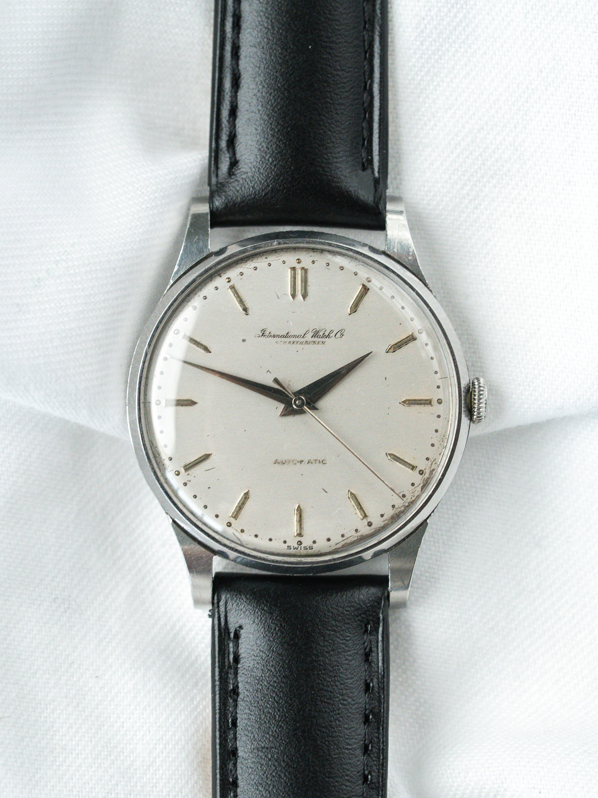 Frontalansicht auf schwarzem Leder - IWC Automatikuhr aus Stahl - Atelier Victor