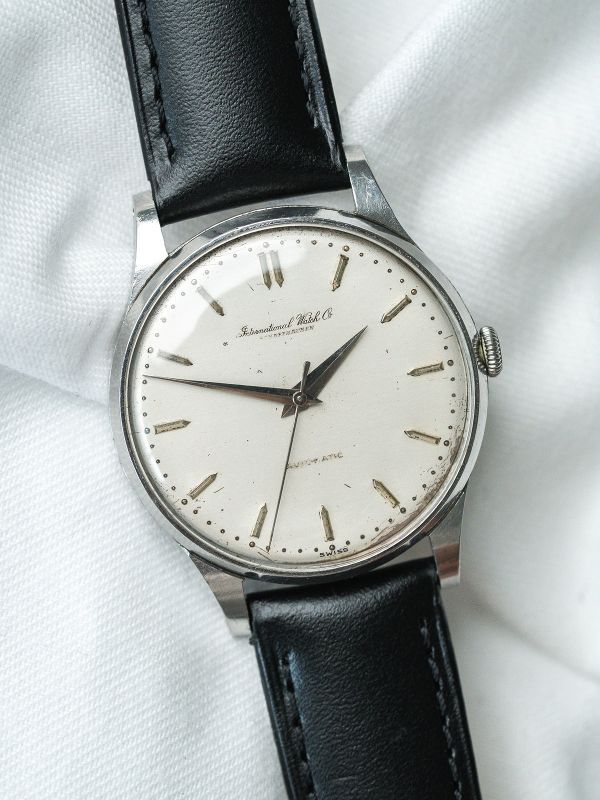 Weißes Zifferblatt in leichtem Winkel - IWC Automatikuhr aus Stahl - Atelier Victor