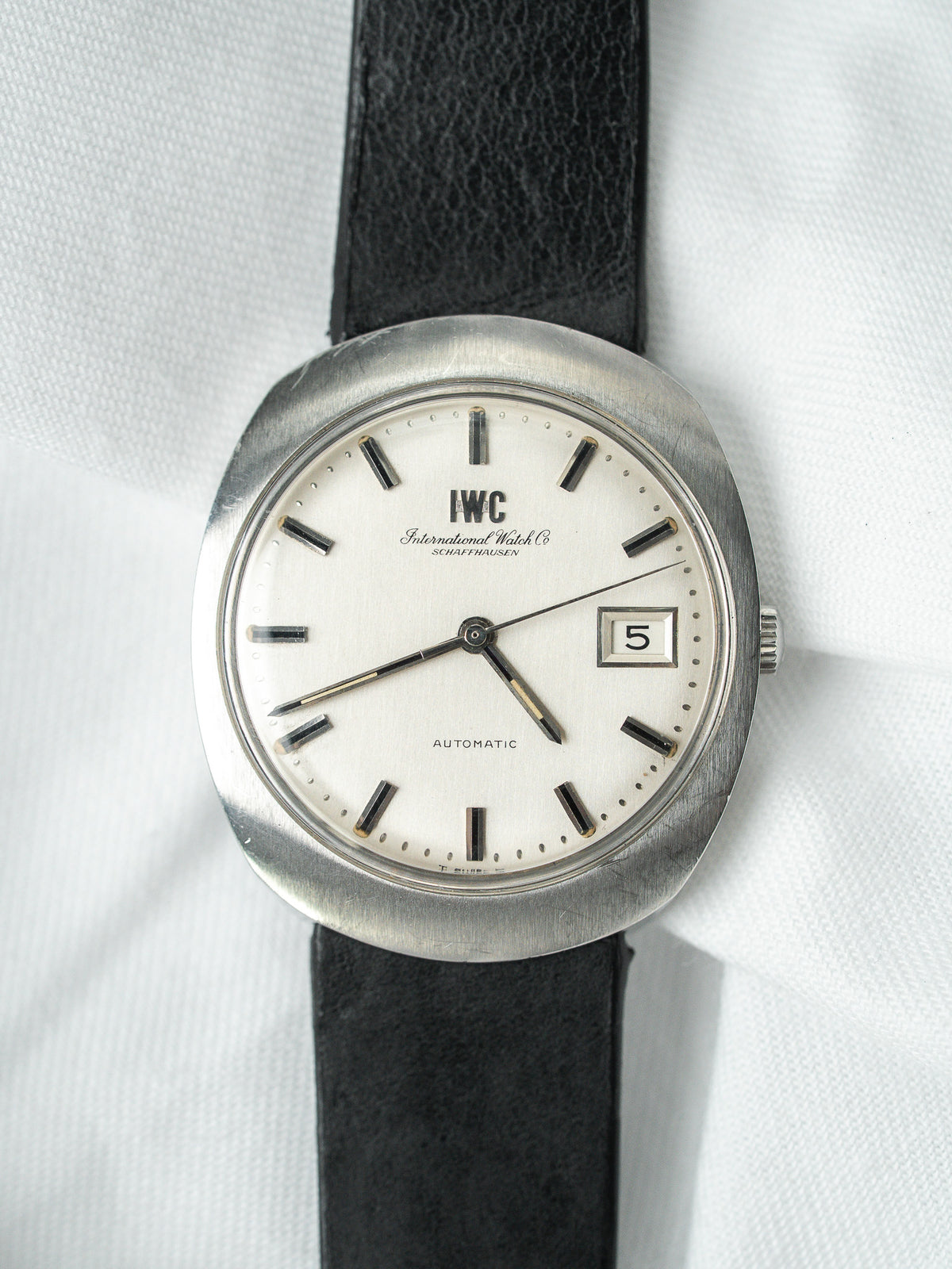 Vista frontale su lino bianco - IWC R815A Vintage Watch - Atelier Victor