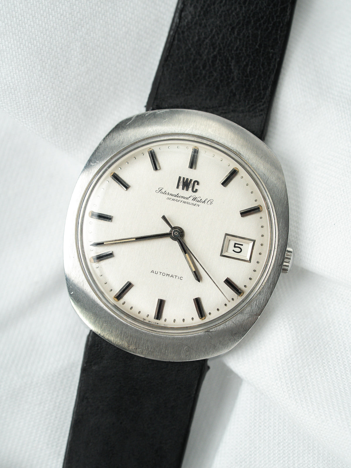 Vista frontale, cassa cuscino - IWC R815A Vintage Watch - Atelier Victor