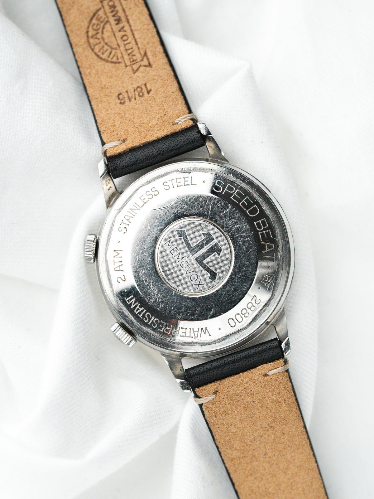 Rückseite einer Vintage JL Memovox Watch aus Stahl mit schwarzem Lederarmband