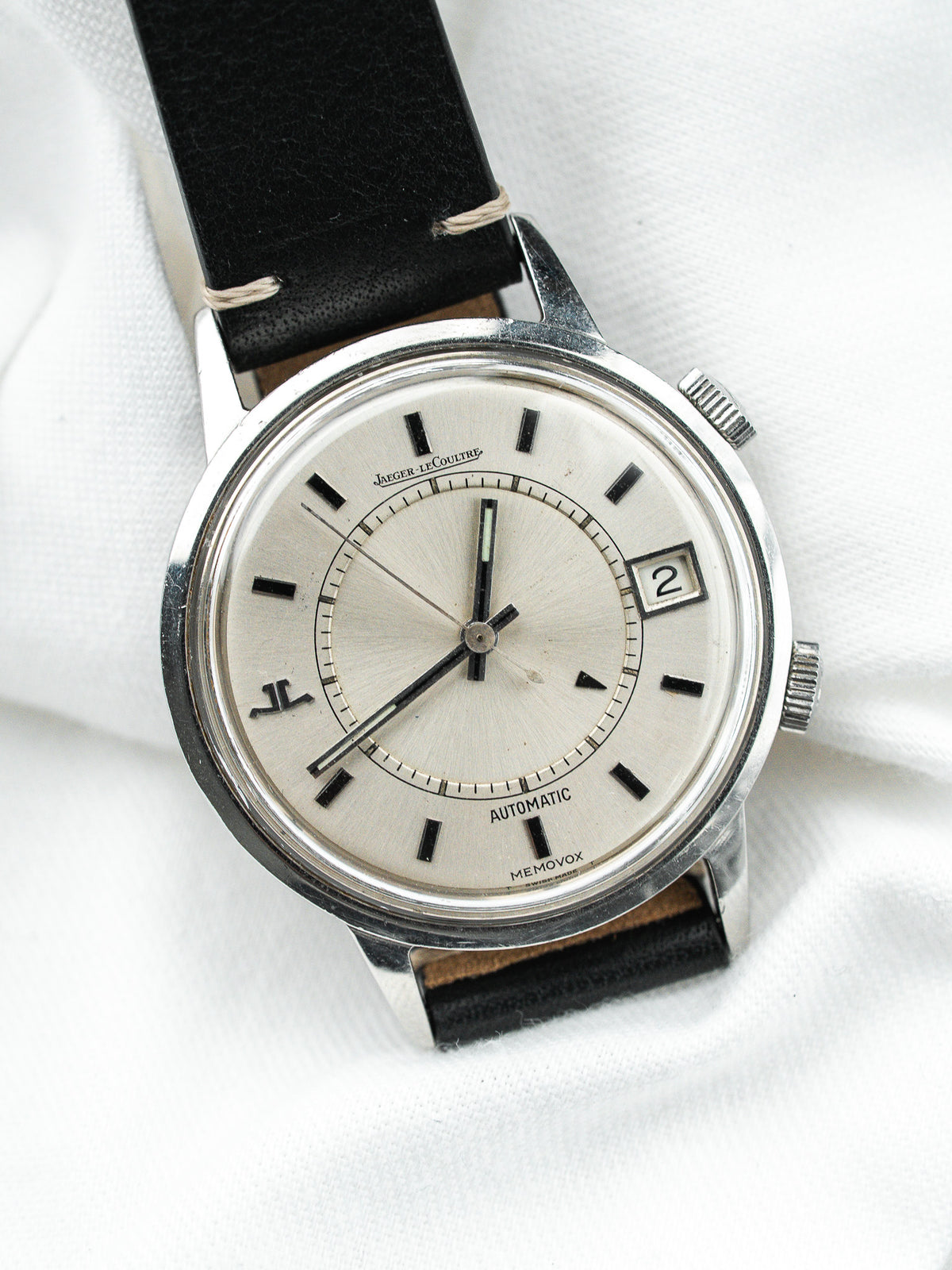 Vintage Jaeger-LeCoultre Memovox Watch aus Stahl, silberfarbenes Zifferblatt und schwarzes Lederarmband