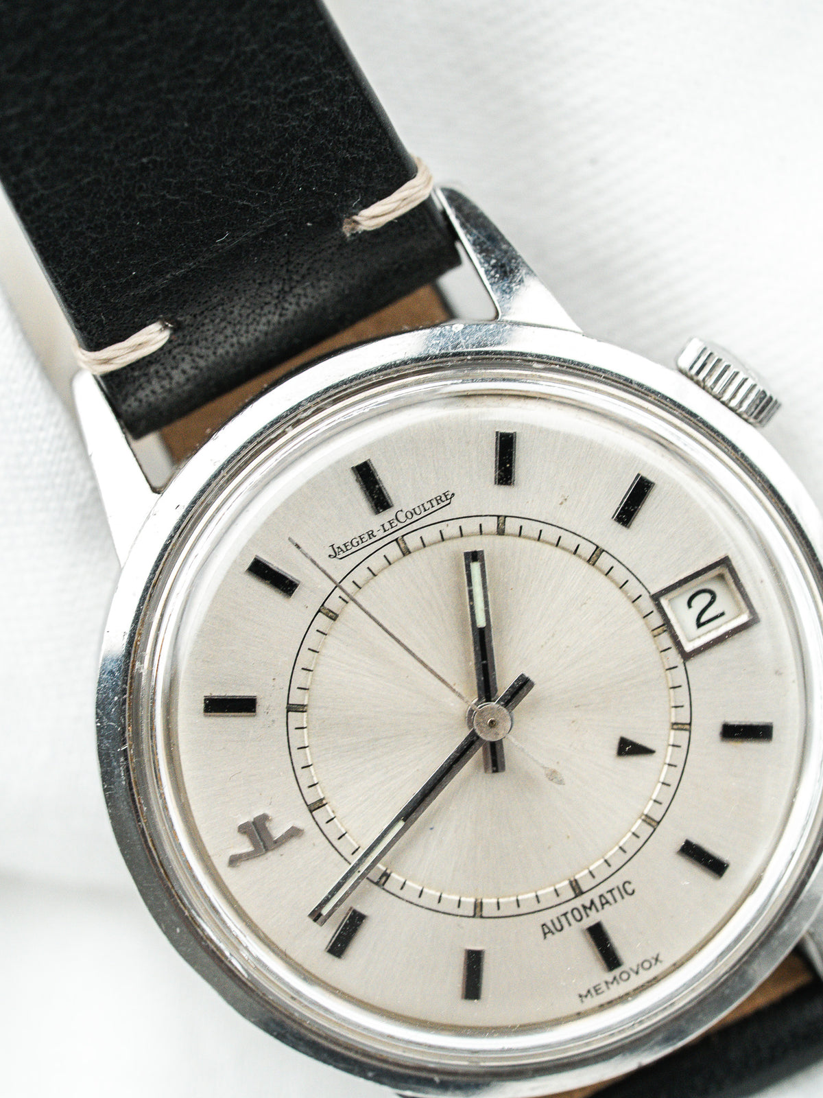 Vintage Jaeger-LeCoultre Memovox Watch aus Stahl, silberfarbenes Zifferblatt und schwarzes Lederarmband