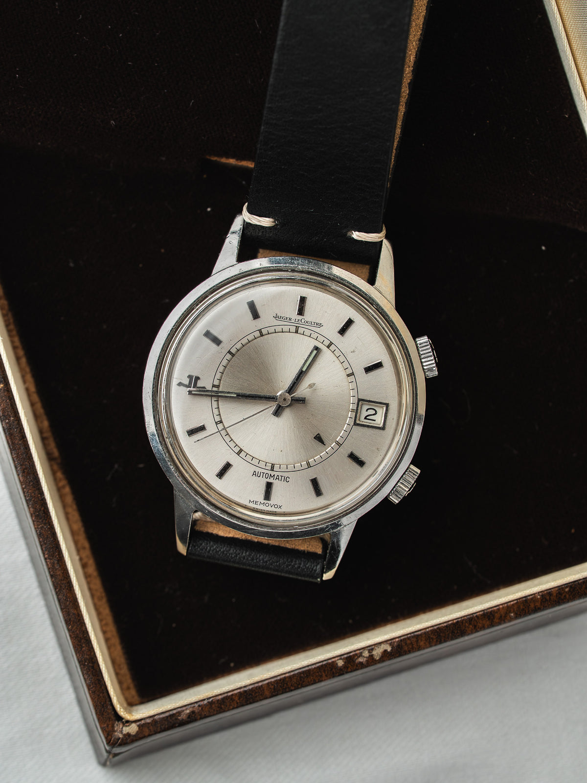 Vintage Jaeger-LeCoultre Memovox Watch aus Stahl, silberfarbenes Zifferblatt und schwarzes Lederarmband