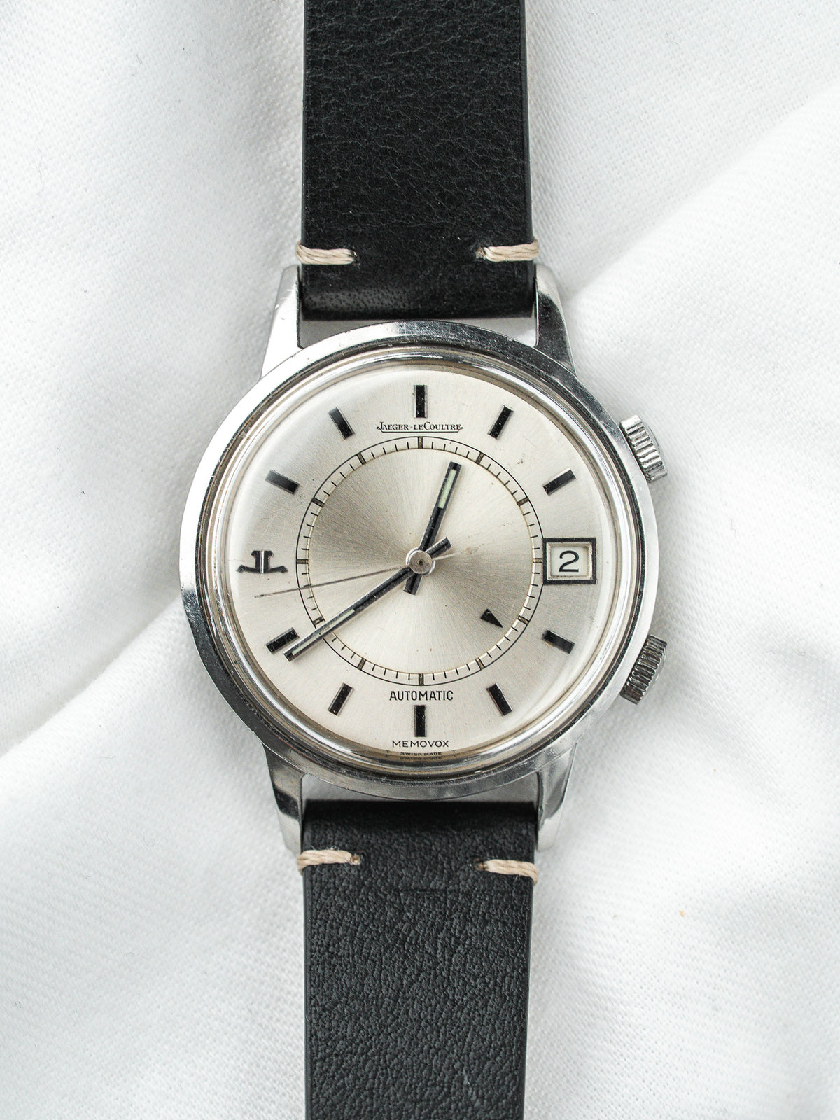 Vintage Jaeger-LeCoultre Memovox Watch aus Stahl, silberfarbenes Zifferblatt und schwarzes Lederarmband