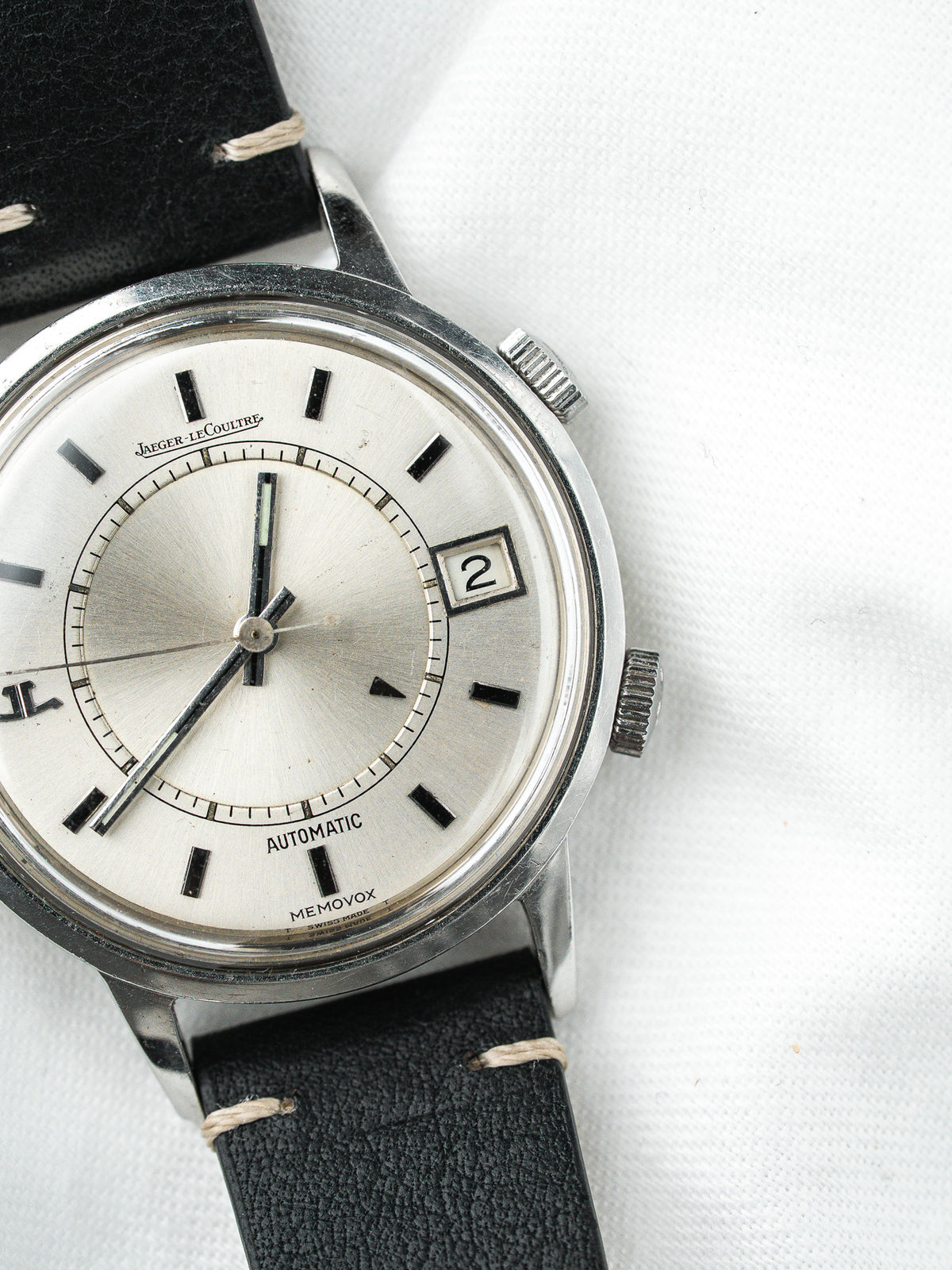 Vintage Jaeger-LeCoultre Memovox Watch aus Stahl, silberfarbenes Zifferblatt und schwarzes Lederarmband