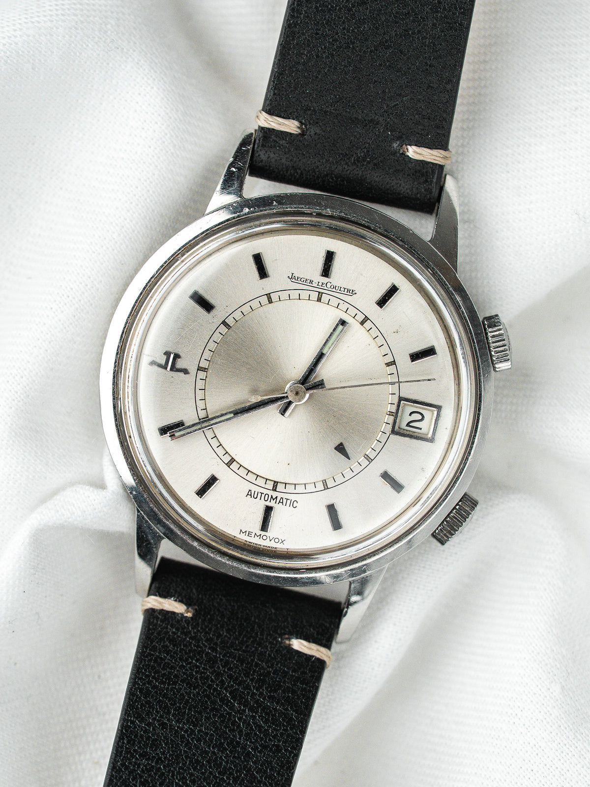 Vintage Jaeger-LeCoultre Memovox Watch aus Stahl, silberfarbenes Zifferblatt und schwarzes Lederarmband