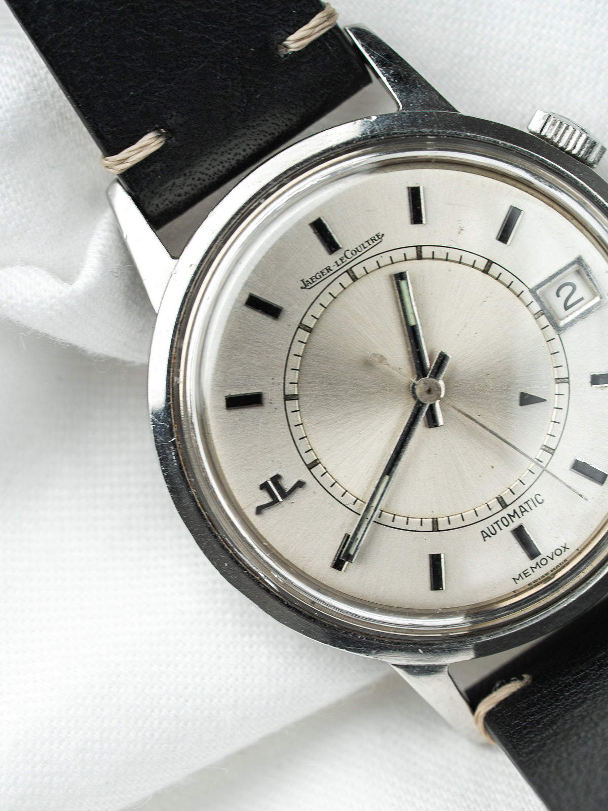 Vintage Jaeger-LeCoultre Memovox Watch aus Stahl, silberfarbenes Zifferblatt und schwarzes Lederarmband