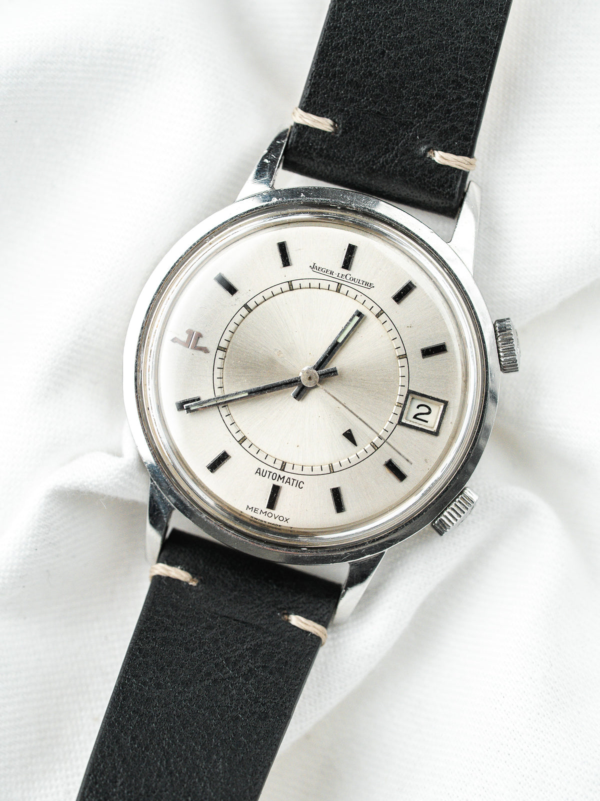 Vintage Jaeger-LeCoultre Memovox Watch aus Stahl, silberfarbenes Zifferblatt und schwarzes Lederarmband