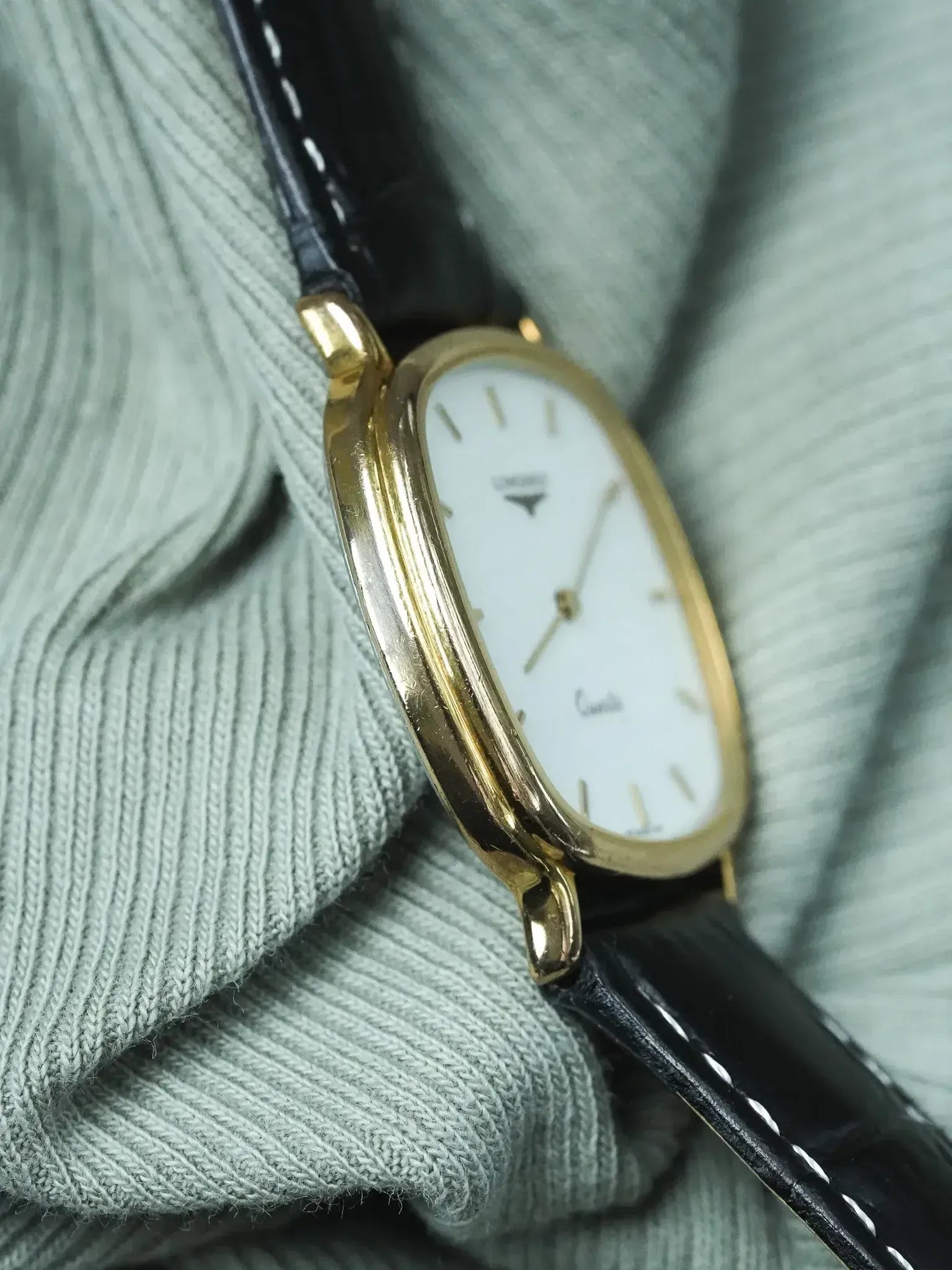 Montre Longines Vintage (1980s) - Tonneau Cadran Blanc Tapisse Plate plaqué or - Atelier Victor