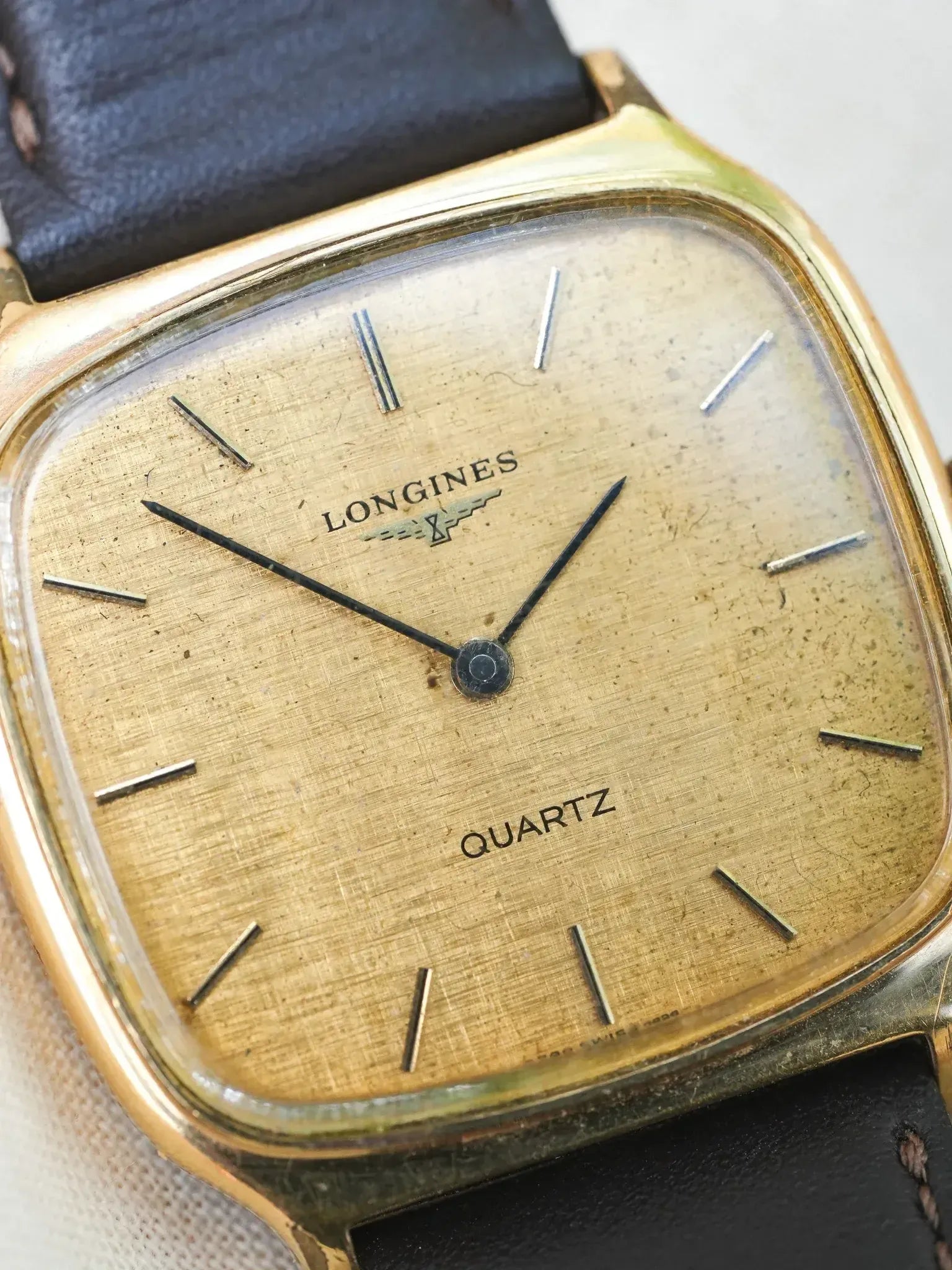 Longines - Tv plaqué or cadran lin cabochon - 1980s - Atelier Victor