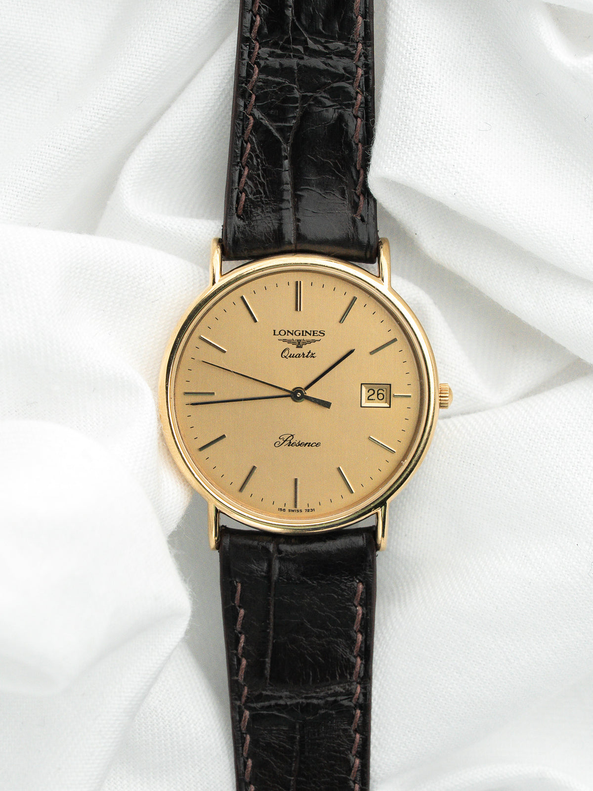 Vista frontale su lino bianco - Orologio Longines Présence Vintage - Atelier Victor