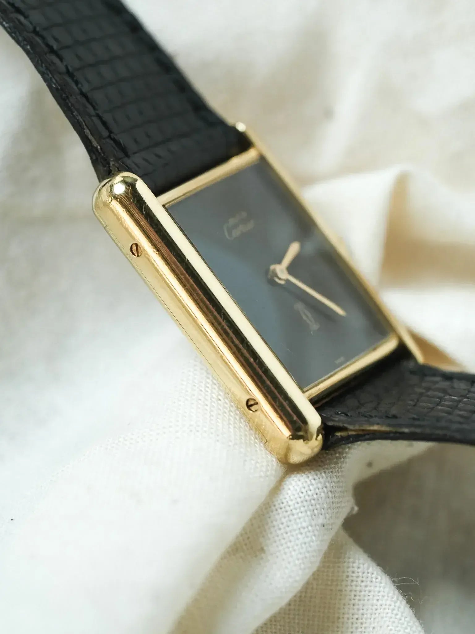 Montre Must de Cartier Tank Vintage - Vermeil Cadran Noir (Années 1980) - Atelier Victor