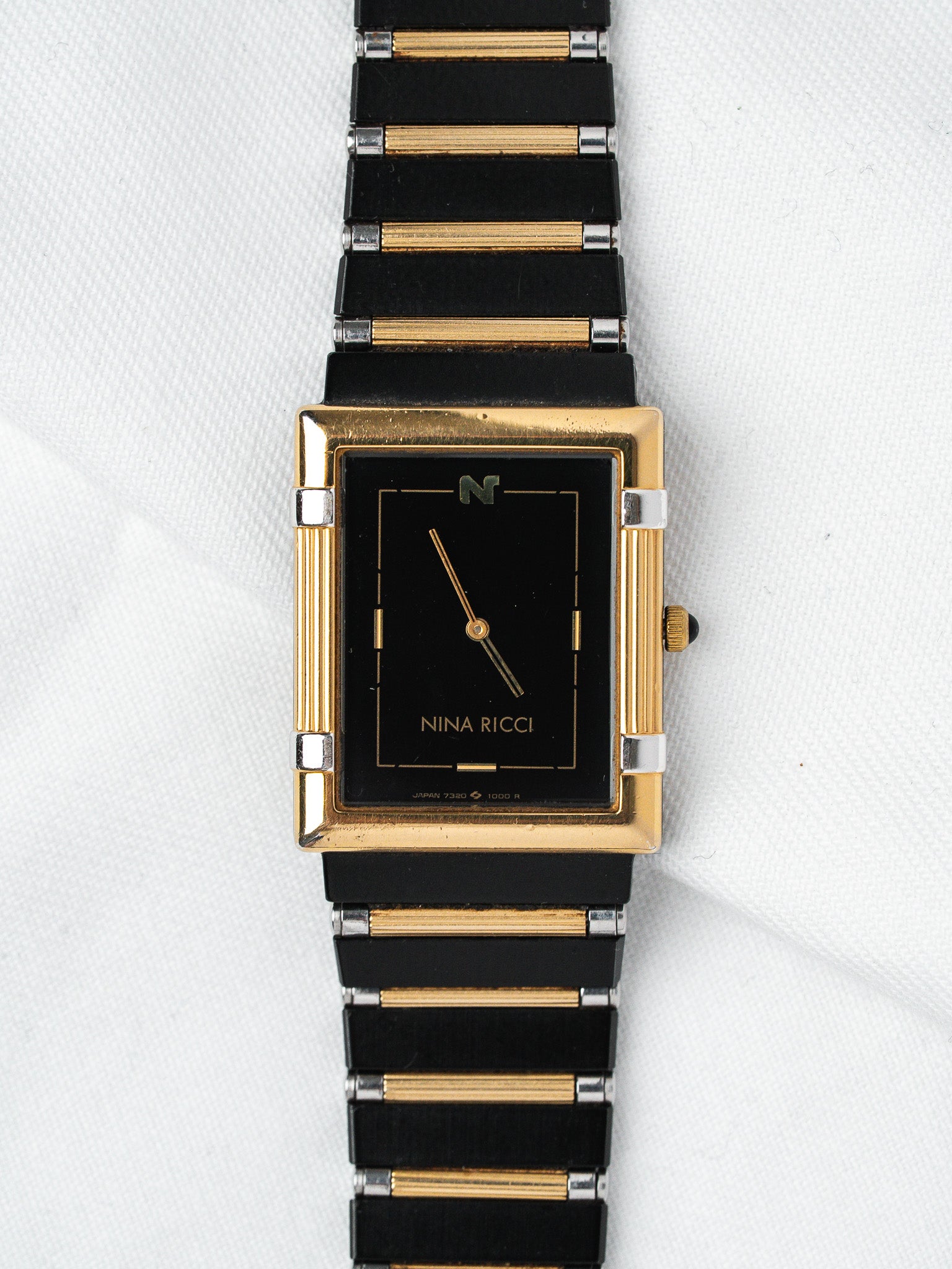 Orologio Nina Ricci Rectangolare 7320-6040 — Quadrante Nero e Oro (1984)