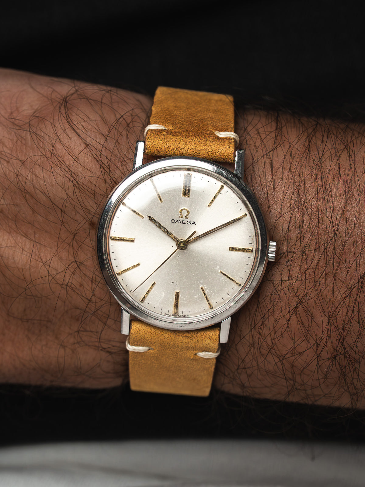 Esfera plateada efecto sol llevada en la muñeca - Reloj Omega 131.019 Acero 1964 - Atelier Victor