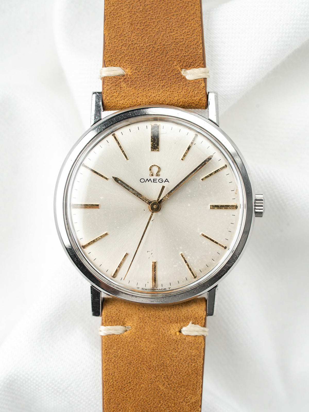 Esfera plateada efecto sol e índices bastón aplicados - Reloj Omega 131.019 Acero 1964 - Atelier Victor