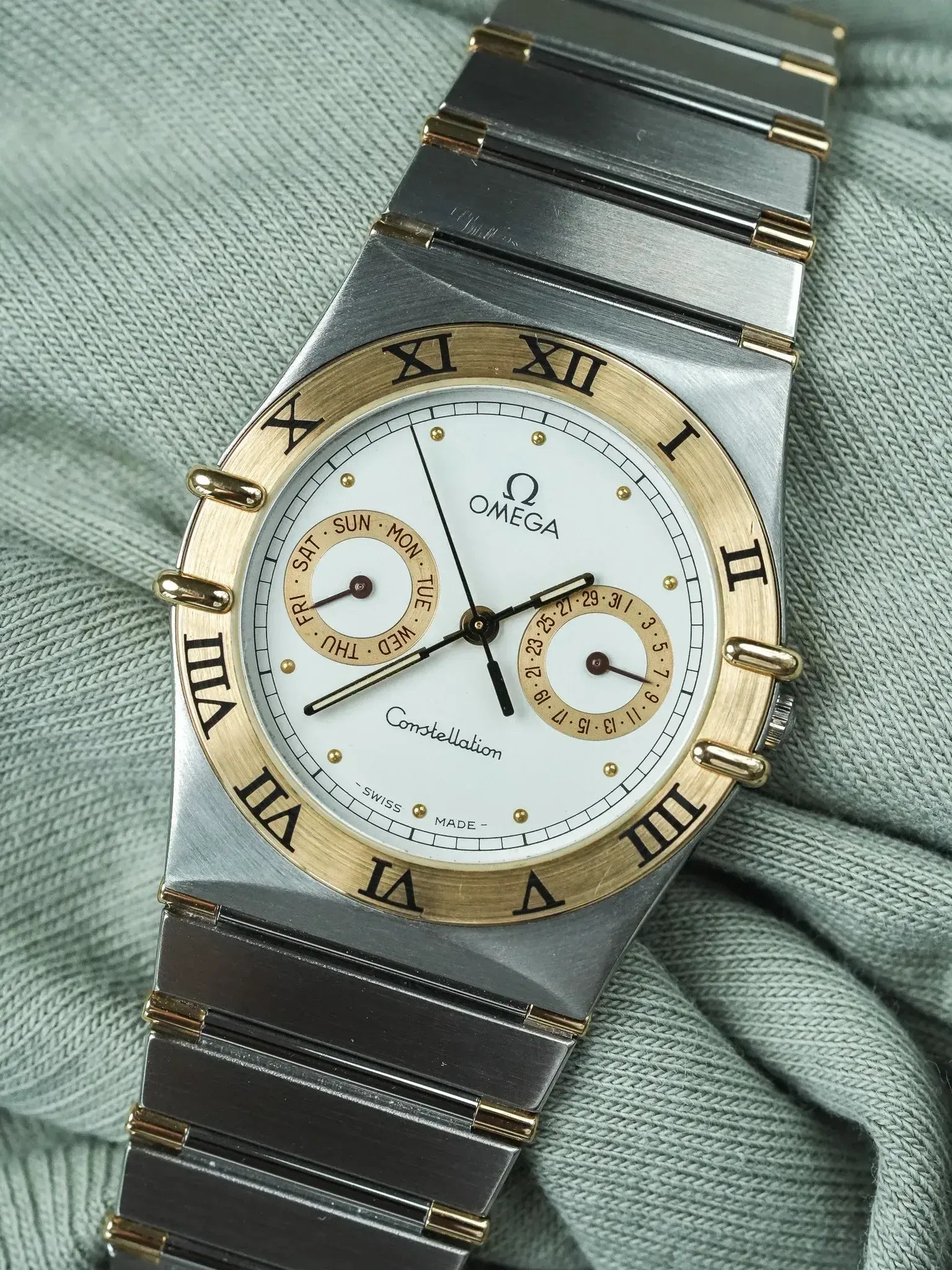 ساعة أوميغا Constellation داي-ديت (1991) – فولاذ وذهب 18 قيراط (حالة جديدة)