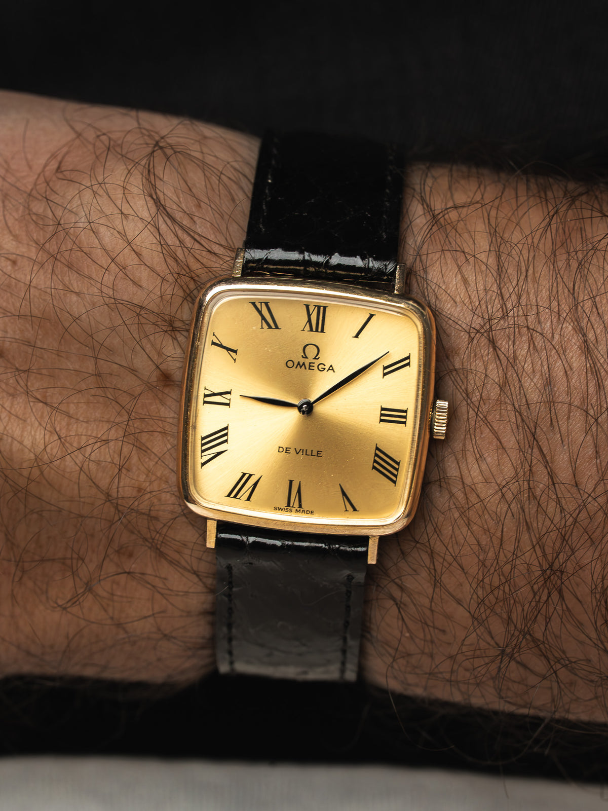 Montre portée au poignet, cadran doré soleillé - Montre Omega De Ville 511.415 Vintage - Atelier Victor