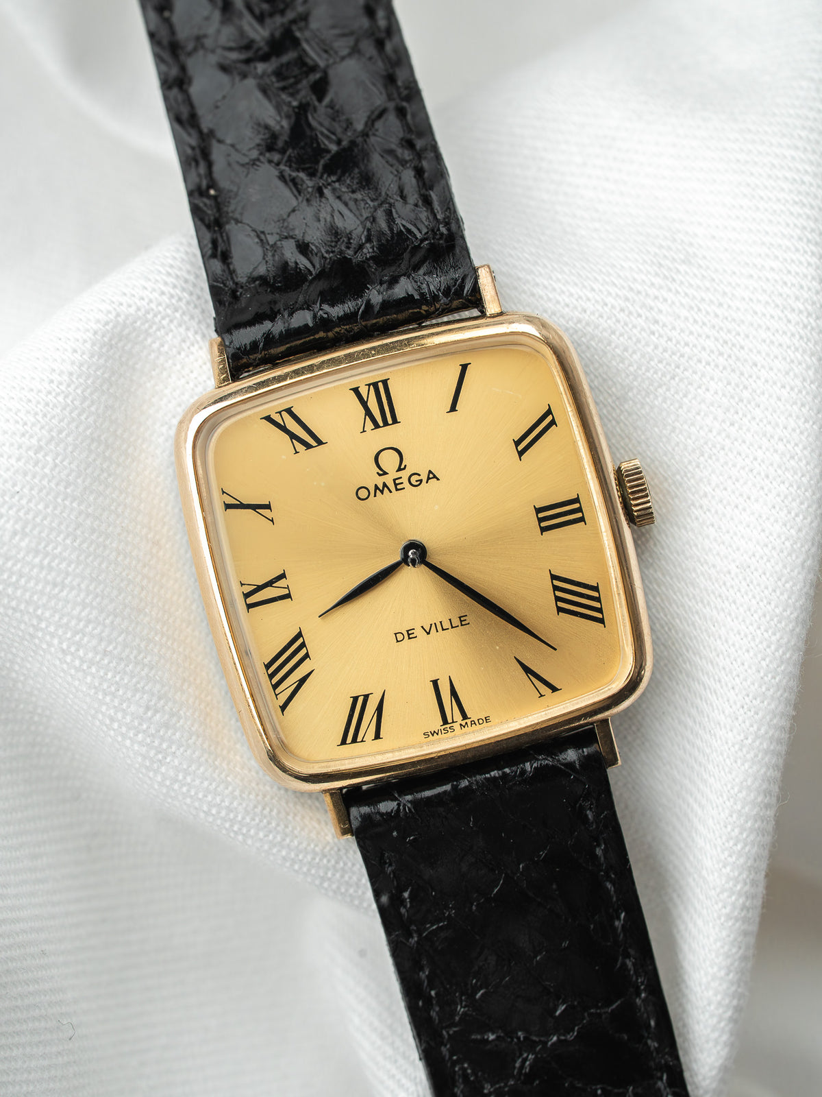 Boîtier carré plaqué or à angles arrondis - Montre Omega De Ville 511.415 Vintage - Atelier Victor