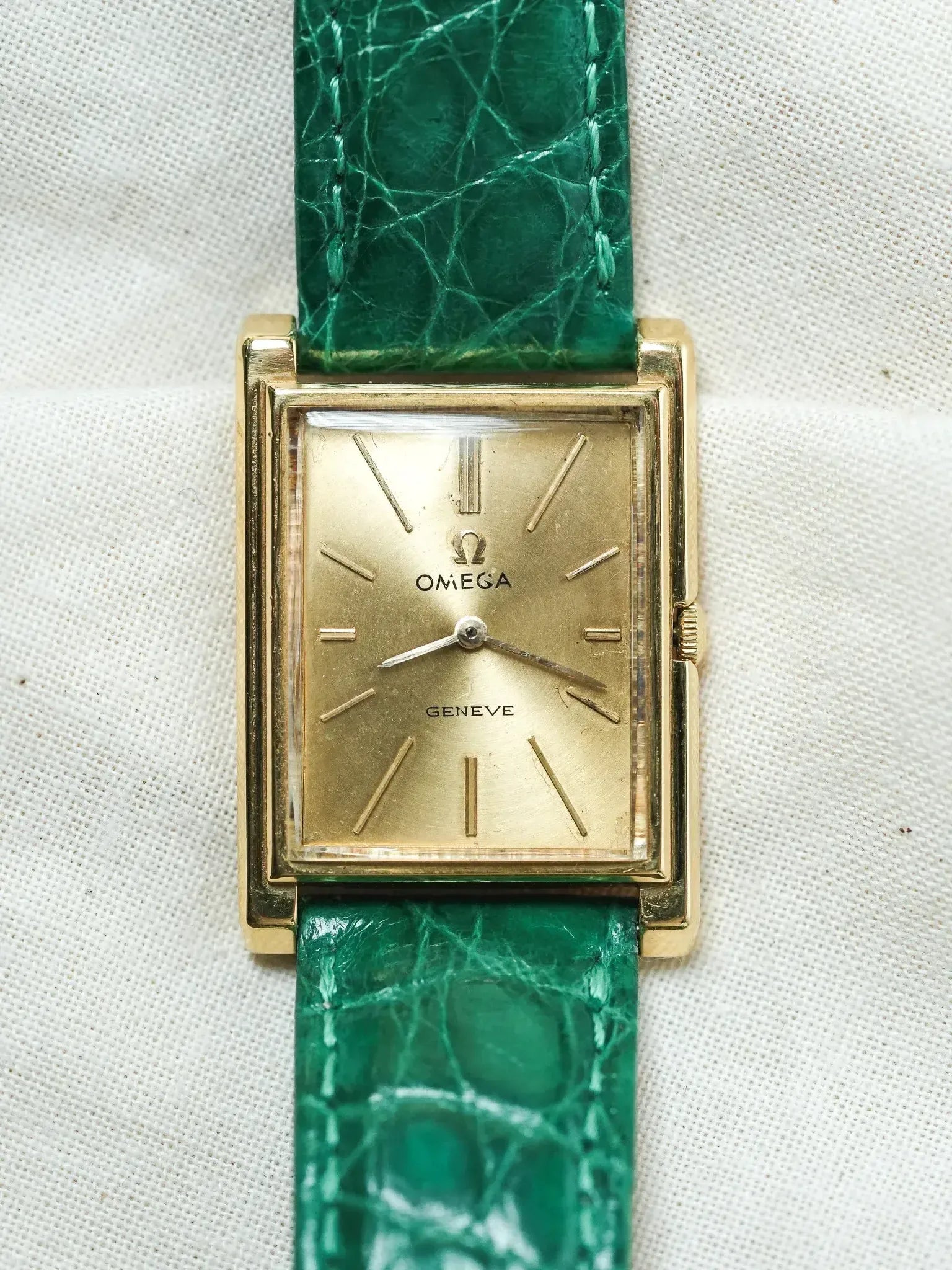 Montre Omega Genève 111.050 Vintage - Tank "Stepped" Or Jaune 18K (1964) - Atelier Victor