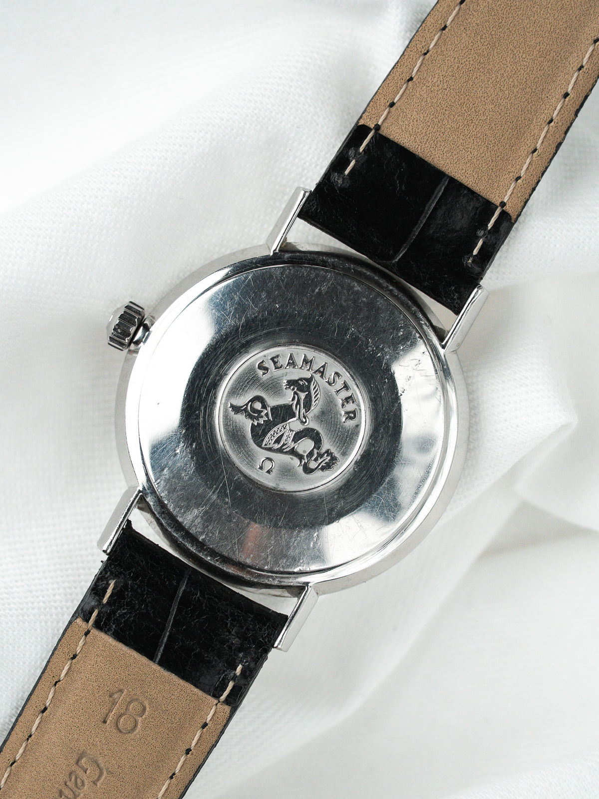 Dos de montre Omega Seamaster vintage en acier avec bracelet en cuir noir