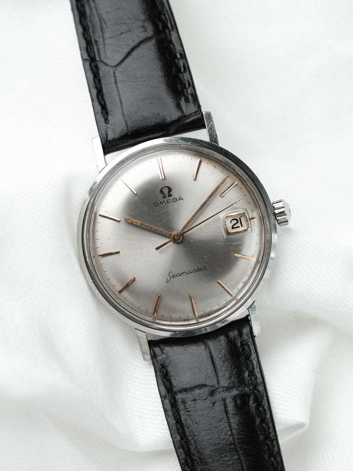 Montre Omega Seamaster vintage en acier, cadran argenté et bracelet cuir noir