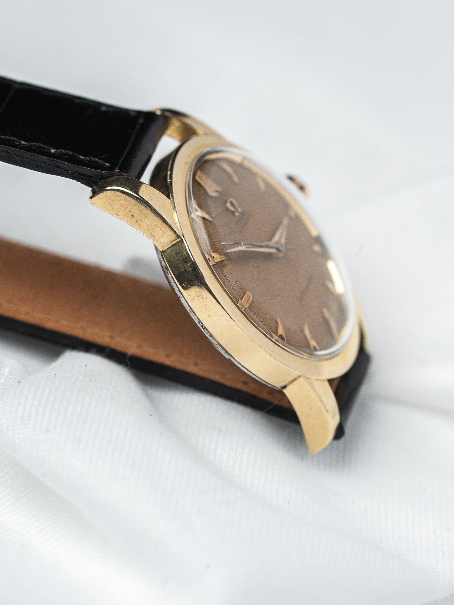 ساعة Omega Seamaster أوتوماتيكية من الذهب — قرص بنقشة خلية النحل (1950)