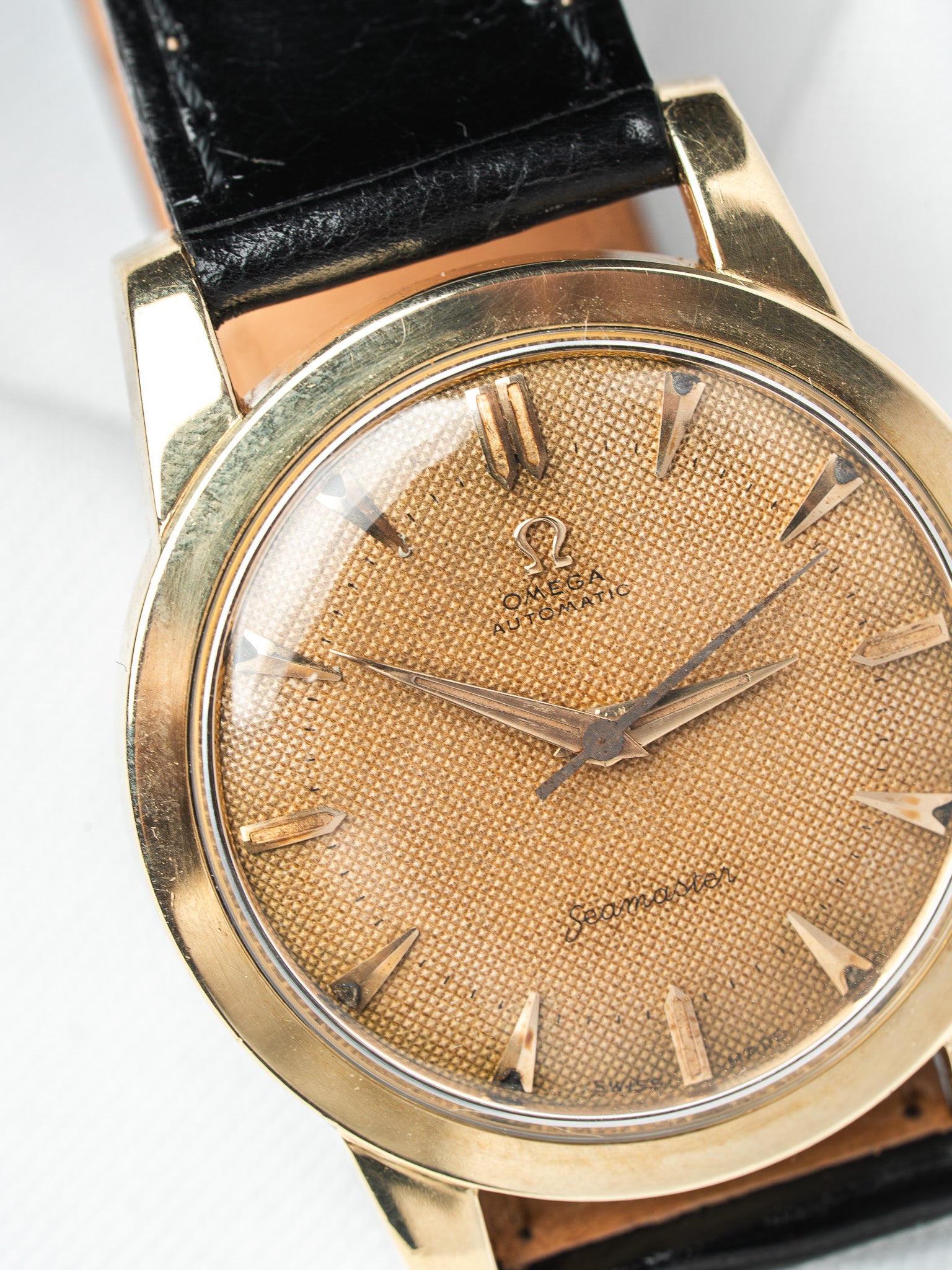 ساعة Omega Seamaster أوتوماتيكية من الذهب — قرص بنقشة خلية النحل (1950)