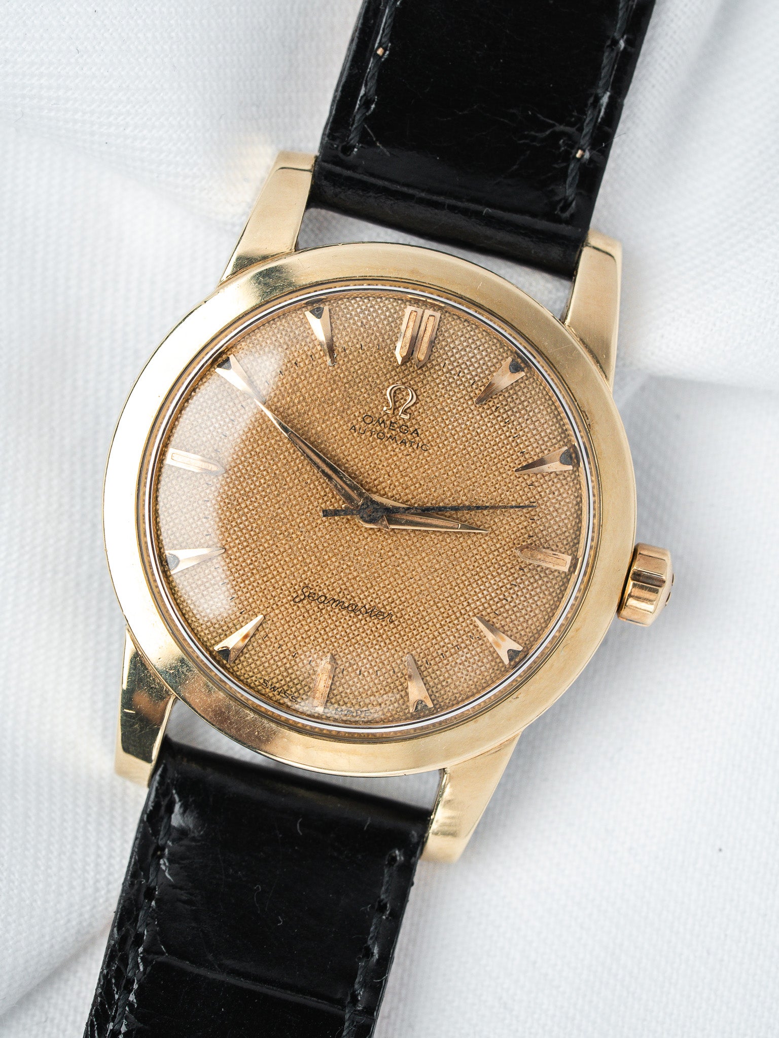ساعة Omega Seamaster أوتوماتيكية من الذهب — قرص بنقشة خلية النحل (1950)