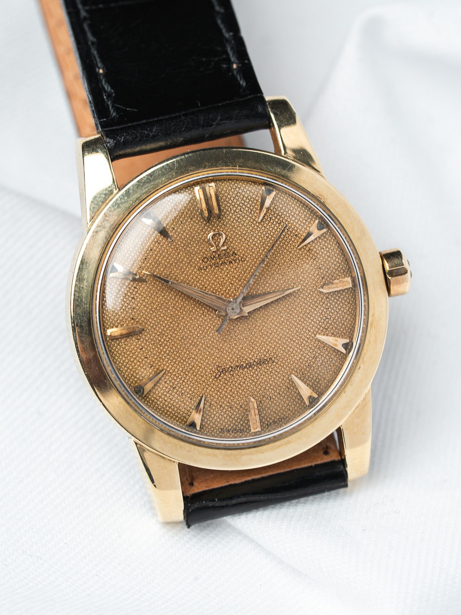 ساعة Omega Seamaster أوتوماتيكية من الذهب — قرص بنقشة خلية النحل (1950)