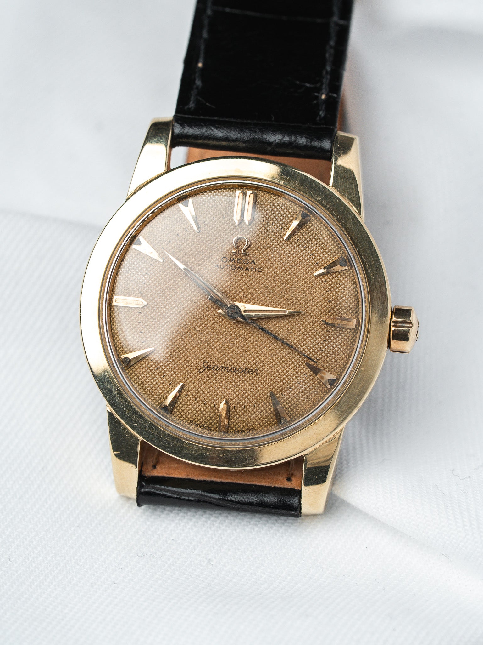 ساعة Omega Seamaster أوتوماتيكية من الذهب — قرص بنقشة خلية النحل (1950)