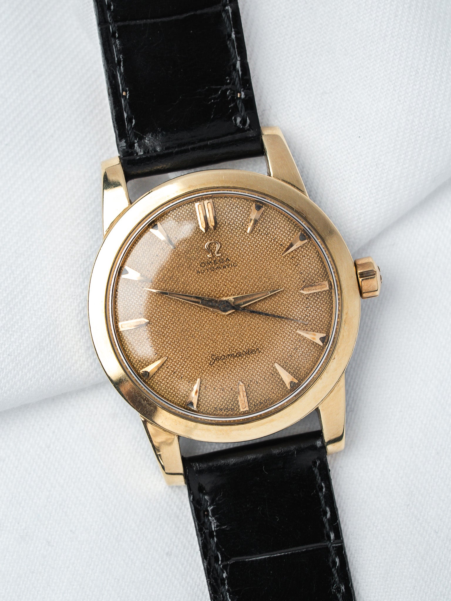 ساعة Omega Seamaster أوتوماتيكية من الذهب — قرص بنقشة خلية النحل (1950)