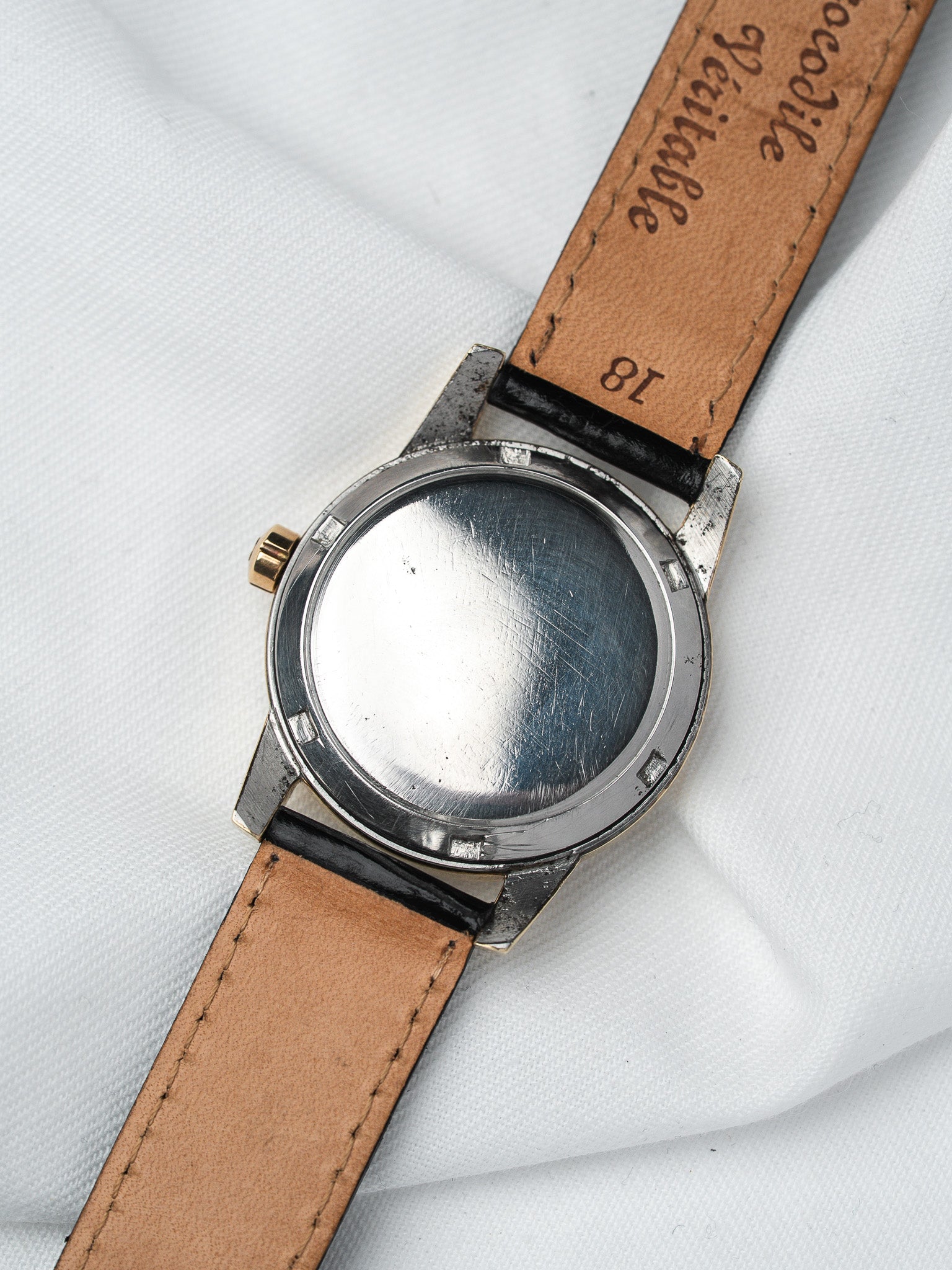 ساعة Omega Seamaster أوتوماتيكية من الذهب — قرص بنقشة خلية النحل (1950)