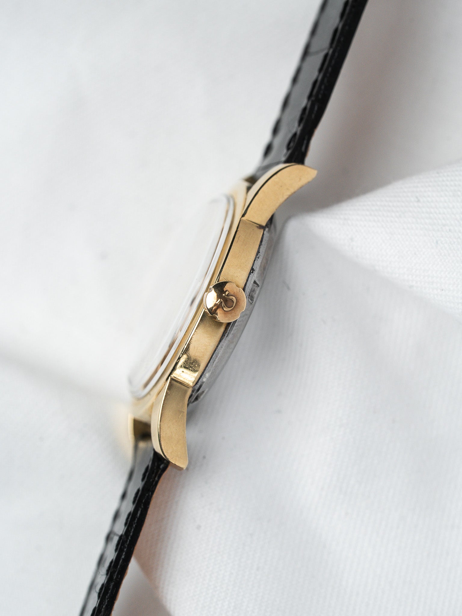 ساعة Omega Seamaster أوتوماتيكية من الذهب — قرص بنقشة خلية النحل (1950)