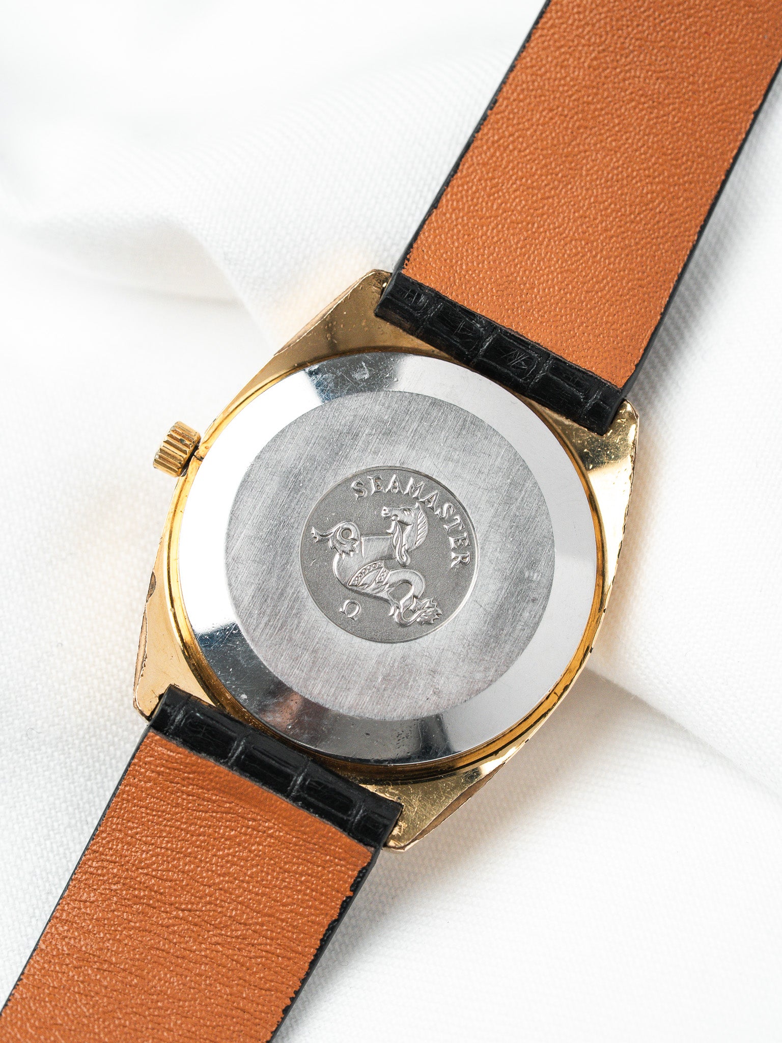 Часы Omega Seamaster Tonneau 166.0204 — Золотистый циферблат (1976)