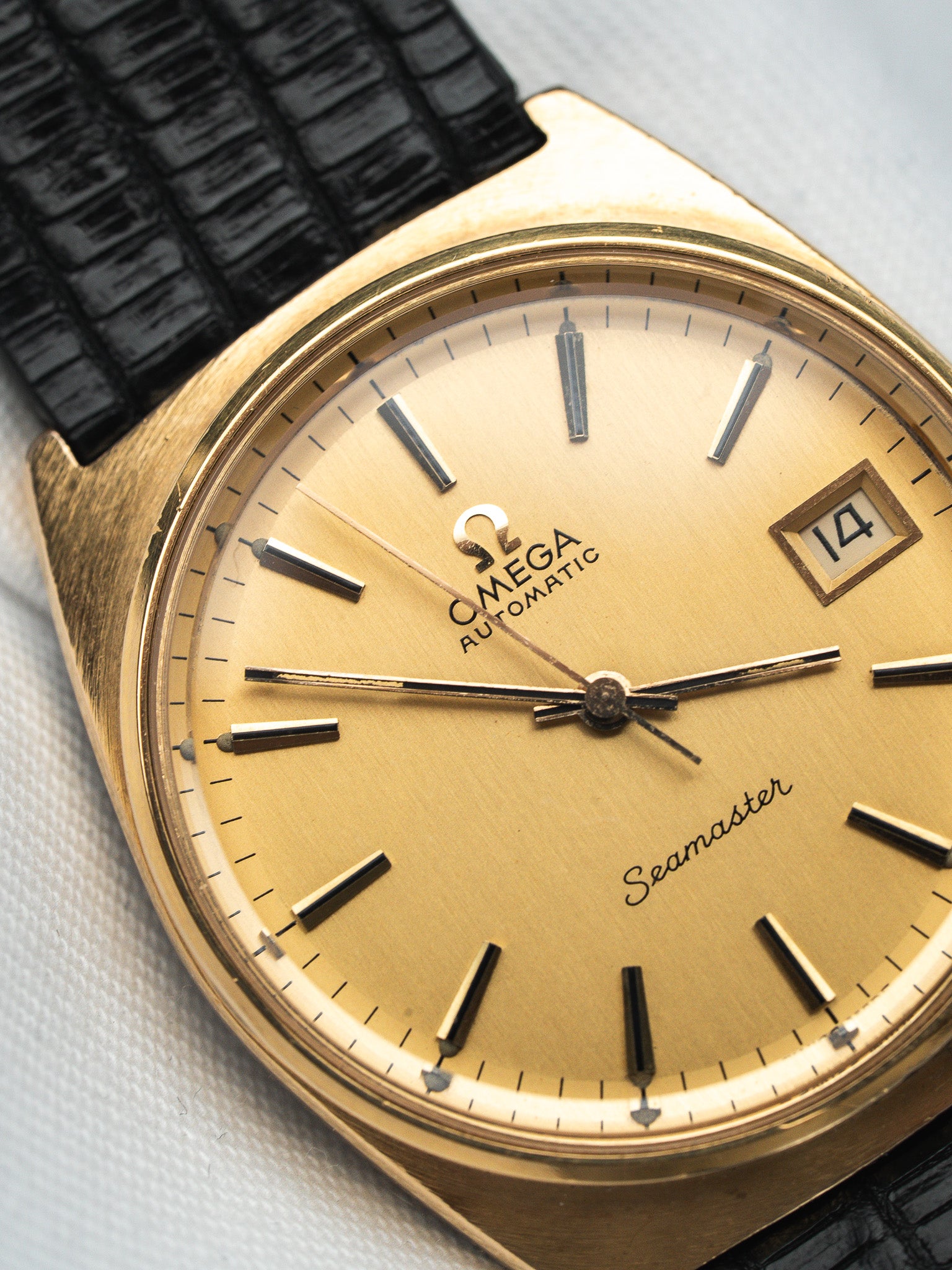 Часы Omega Seamaster Tonneau 166.0204 — Золотистый циферблат (1976)