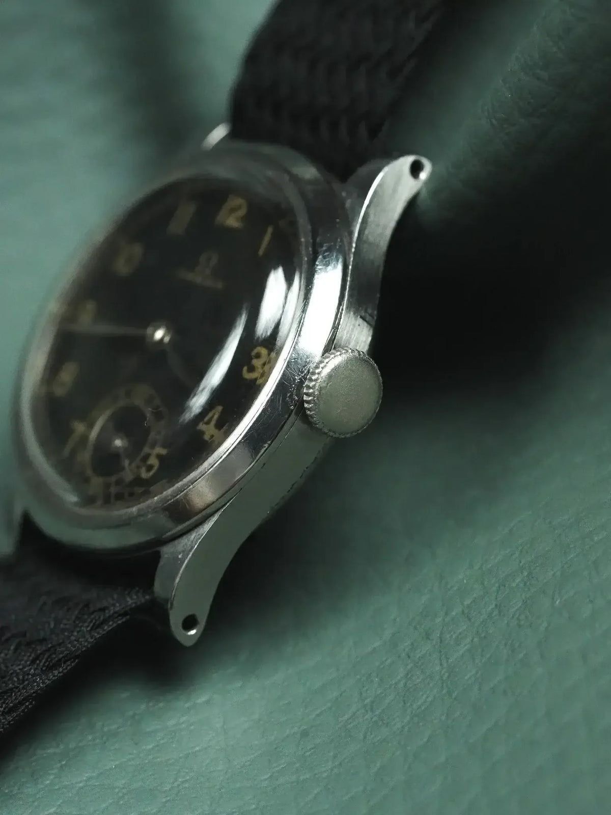 Compteur de petite seconde guilloché à six heures - Montre Omega Petite Seconde Cadran Gilt Vintage - Atelier Victor