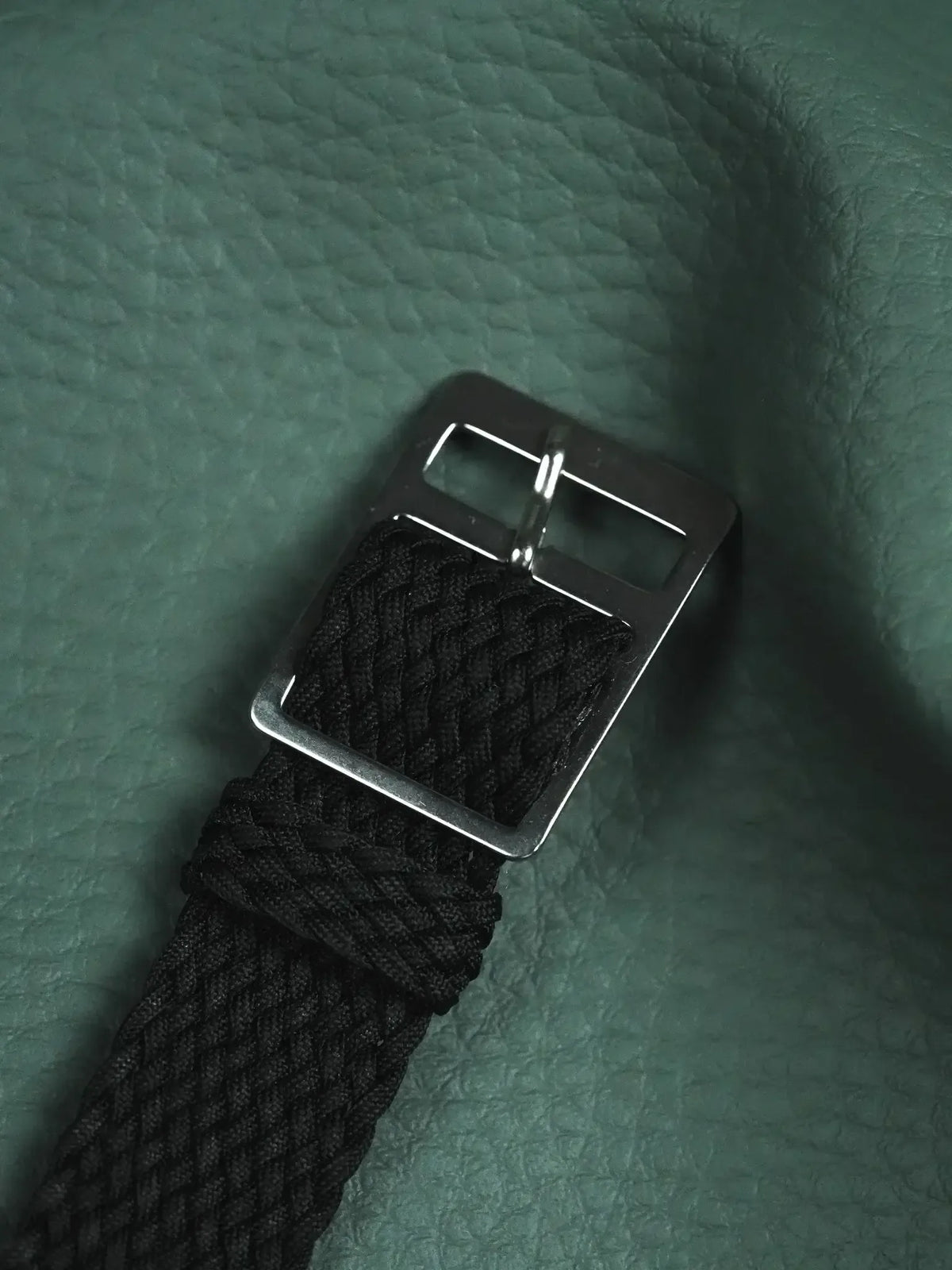 Bracelet tressé noir et boucle ardillon acier - Montre Omega Petite Seconde Cadran Gilt Vintage - Atelier Victor