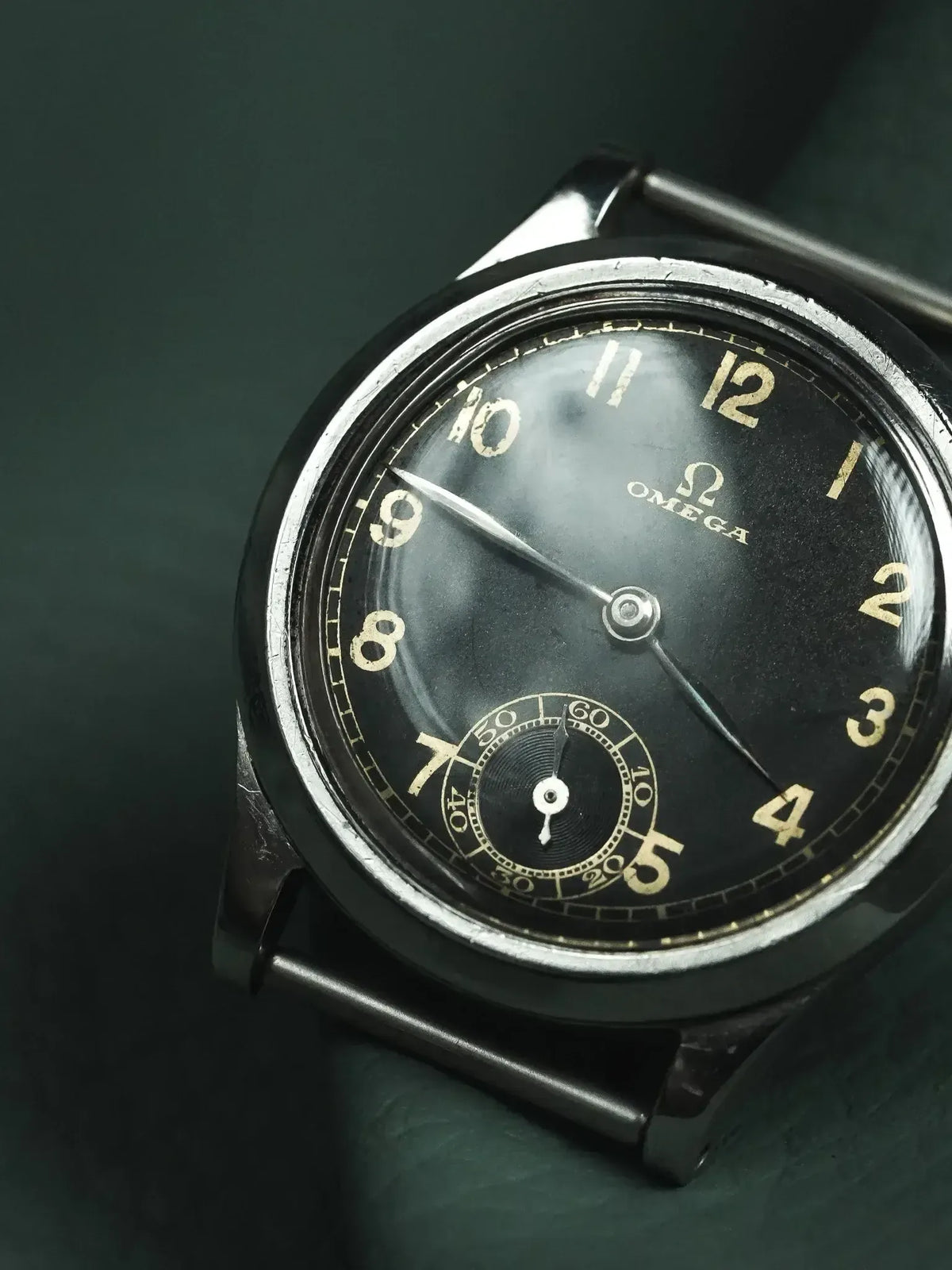Cadran noir patiné et aiguilles feuille en acier - Montre Omega Petite Seconde Cadran Gilt Vintage - Atelier Victor