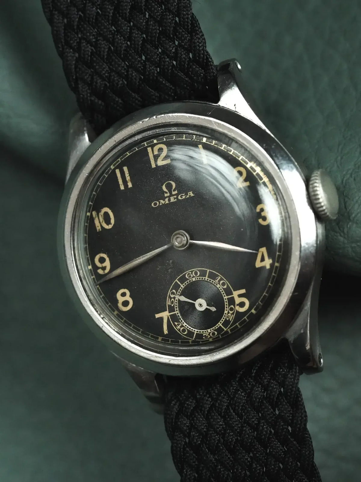 Bracelet tressé noir monté sur les cornes - Montre Omega Petite Seconde Cadran Gilt Vintage - Atelier Victor