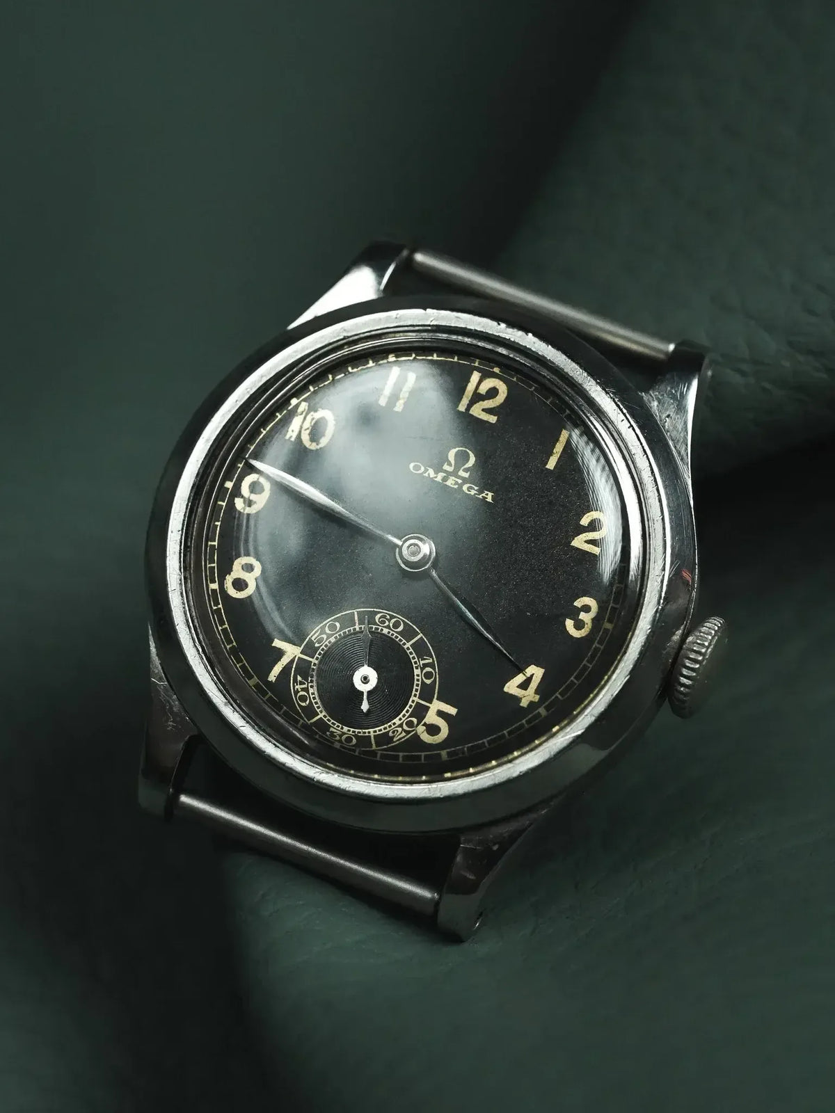 Cadran noir gilt et chiffres arabes dorés - Montre Omega Petite Seconde Cadran Gilt Vintage - Atelier Victor
